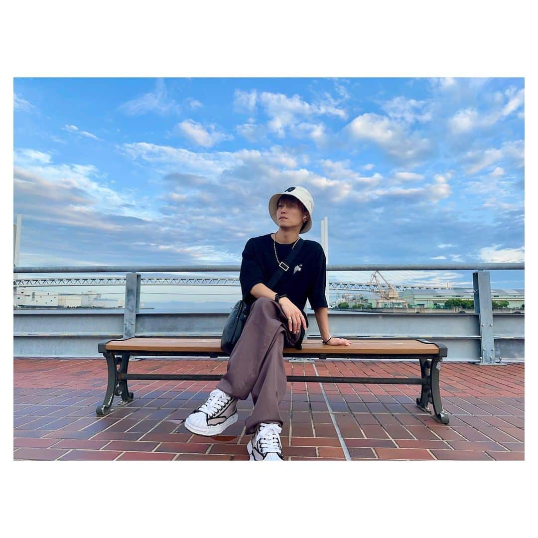 HRK（ハル）のインスタグラム：「地元の海見に行って来た🌊  ちょっとボーっとした時間を過ごしたし、明日から2日間ライブ頑張ろー🎵  観覧も配信もよろしくねー  今日着てる4周年記念Tシャツも受注受付中なのでHPで詳細チェックしてねー✅  #地元 #神戸 #海 #雨上がり #HARU #大堀治樹 #ハルスタグラム」