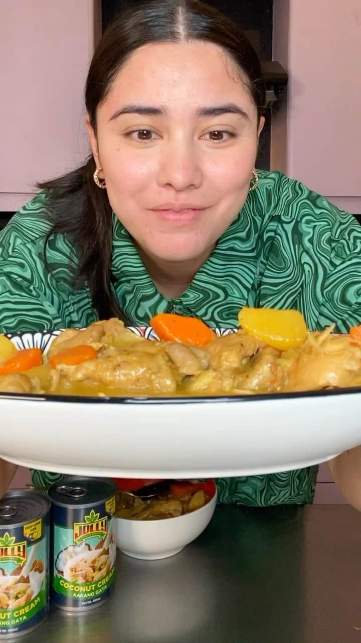 ローレン・ヤングのインスタグラム：「Filipino Chicken Curry made with lots of love and the yummiest and freshest of Jolly Coconut Cream! #YanAngJollyLove #JollyEats @jollyeatsph」