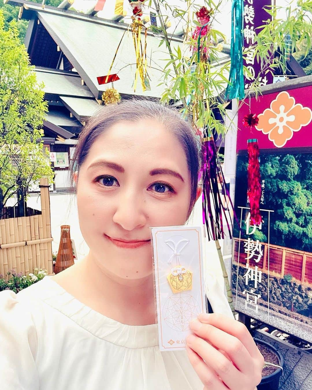 大越かず江のインスタグラム：「✨七夕🎋✨🍧✨  東京大神宮へ参拝してきました⛩ 以前から欲しかった限定の「幸せ星まもり」GET( *˙ω˙*)و ｸﾞｯ❣️  可愛すぎる💛ᐡ⸝⸝> ̫ <⸝⸝ᐡ💛  今年の七夕は晴れるかなぁ‪🎋‬彡☀️  皆さんはどんなお願い事するのかな(ㅅ´ ˘ `)⋆͛*͛ ͙͛⋆⭐️  ✨✨✨✨✨✨✨✨✨✨✨✨✨✨✨✨  ✨Tanabata🎋✨🍧✨  I visited Tokyo Daijingu⛩ GET the limited edition "Shiawase Hoshi Mamori" that I've wanted for a long time (*˙ω˙*)و Good ❣️  Too cute💛ᐡ⸝⸝> ̫ <⸝⸝ᐡ💛  I wonder if Tanabata will clear up this year🎋彡☀️  I wonder what kind of wishes everyone will make (ㅅ´ ˘ `)⋆͛*͛ ͙͛⋆⭐️  ✨✨✨✨✨✨✨✨✨✨✨✨✨✨✨✨ @tokyodaijingu    #東京大神宮  #七夕  #御守り  #願い事 #美  #生きる意味 #sexy #セクシー系 #ジム女子 #美肌ケア #写真好きな人と繋がりたい #女優好きな人と繋がりたい #美意識人と繋がりたい #幸福 #happy #東京 #tokyo #日本 #japan  #美魔女モデル #actress  #資格マニア  #スマイル #笑顔 #followforfollowback #ポートレート女子 #loveyou #仲間募集  #空が好きな人と繋がりたい」