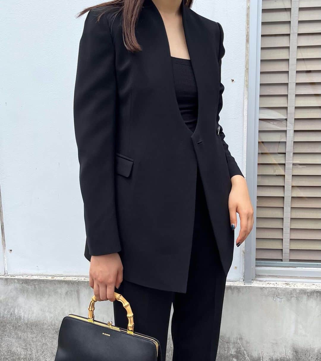 【ANN DE ARKさんのインスタグラム写真 - (【ANN DE ARKInstagram)「Mame Kurogouchi   Collarless Double Breasted Suit Jacket  ノーカラーによるミニマルさと繊細なカッティングにより際立つエレガントさが知的な女性像を上品に演出する1着となっております。  ⁡ ⁡ ⁡ 詳しくはオフィシャルサイト【ARKnets】にて。 ■商品や通信販売に関しまして ご不明な点がございましたらお気軽にお問い合わせください。 ----------------------------------- オフィシャルサイトの在庫と店頭在庫は共有しております。 商品に関しましては、お気軽にコメントや店舗までお問い合わせください。 ⬇︎⬇︎⬇︎ @ann_de_ark  @arknets_official ⁡ #fashion #栃木 #宇都宮 #ショップ #セレクトショップ　#arknets #anndeark  ⁡#mamekurogouchi #jilsander #baserange #mm6  -----------------------------------」6月28日 19時18分 - ann_de_ark