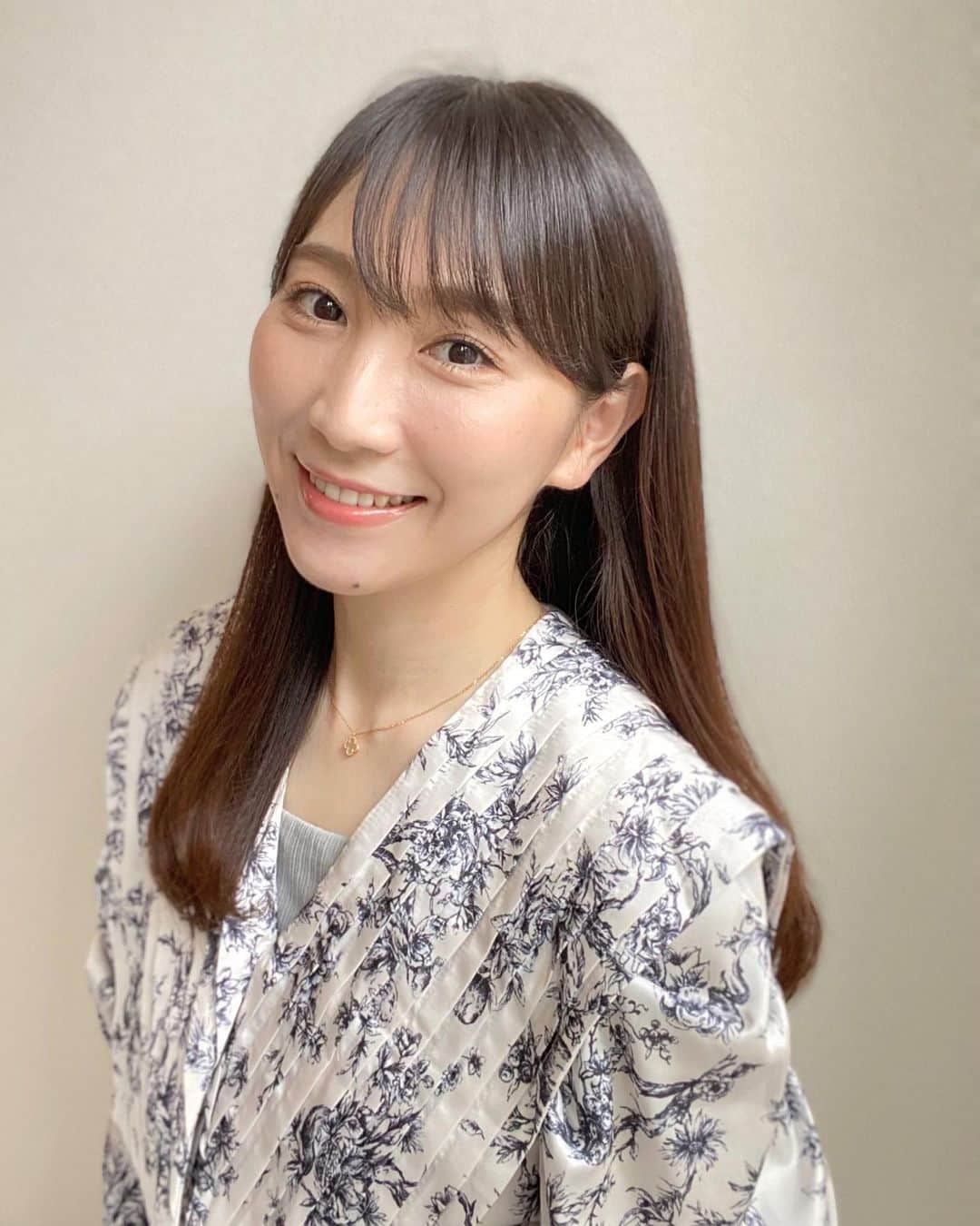 渡辺順子のインスタグラム：「#私の一軍コスメ 紹介 ここ最近で1番盛れたのでは❔と思うこの時は  ❑アイシャドウ LUNASOL スキンモデリングアイズ 01 ❑アイライナー UZU ブラウンブラック ❑ アイブロウ KATE デザイニングアイブロウ EX-4 ❑眉マスカラ CANMAKE スマートミニアイブロウカラー 02  ❑マスカラベース エテュセ アイエディション ❑マスカラ オペラ マイラッシュアドバンスト01 漆黒  ❑プライマー ミムラ スムーススキンカバー ❑化粧下地 CIVASAN  H2O Balsam Blemish Balm   ❑フェイスパウダー アピュー ウォーターロック サラサラパクト ❑チーク hince MELLOW 002 ❑ハイライト GIVENCHY タン･クチュール･シマー･パウダー 01  ❑リップ KATE リップモンスター 03 陽炎  新しく使い始めたスキンケア製品が 肌にあってたのか 久しぶりに赤みと肌トラブル悩みから解放されて嬉しい♡  何に変えたのか また近々投稿したいと思います☺️  #お気に入りコスメ #一軍コスメ #ウォーターロックサラサラパクト #hinceチーク #イエベ春コスメ #イエベ春メイク #パーソナルカラースプリング #パーソナルカラーサマー #30代メイク #時短メイク #韓国コスメ大好き #マイベスコス #uzuライナー #リップモンスター03 #ミムラスムーススキンカバー #オペラマスカラ #マスカラ下地 #エテュセマスカラ下地 #canmake眉マスカラ #プチプラメイク」