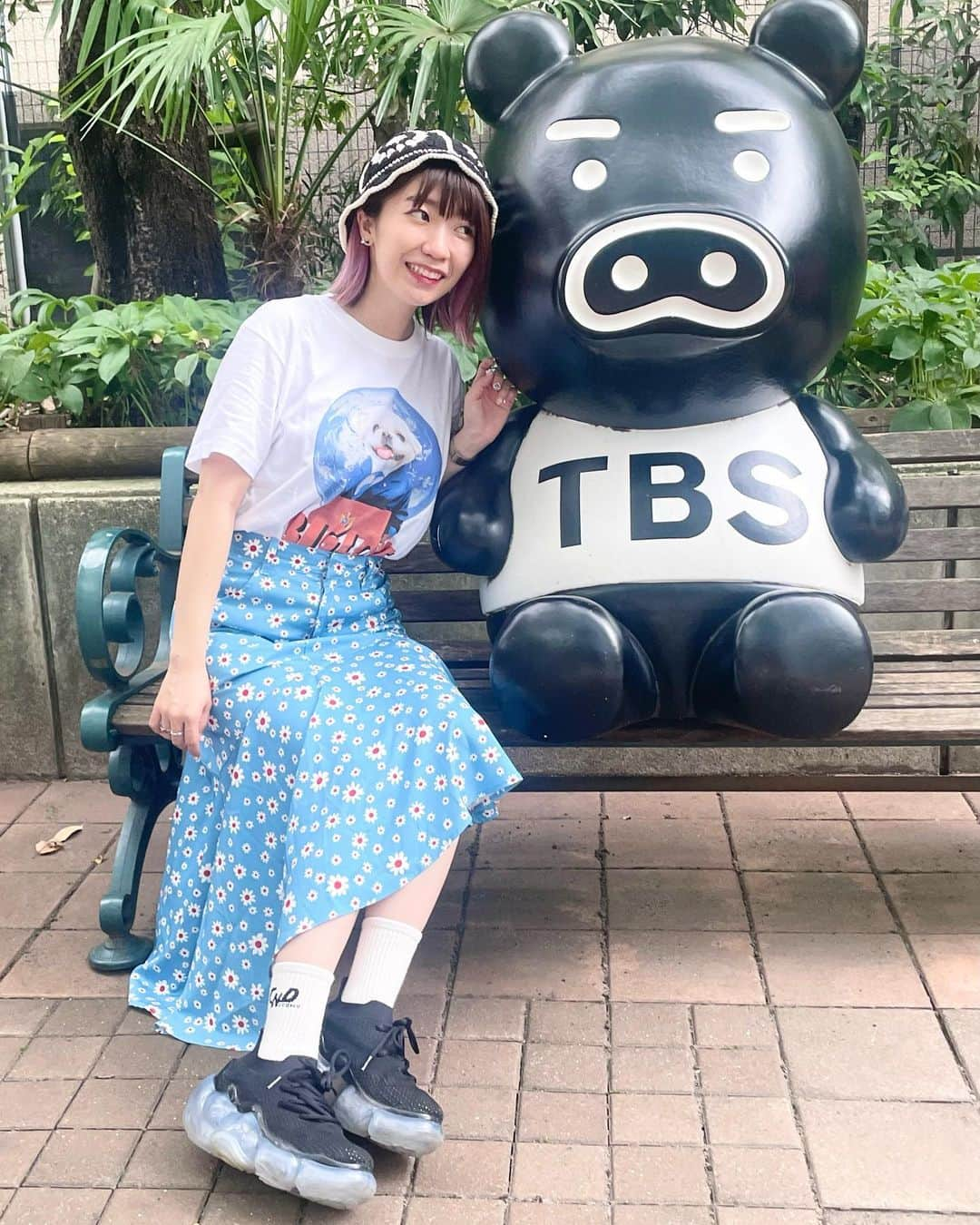 ぱいぱいでか美さんのインスタグラム写真 - (ぱいぱいでか美Instagram)「ムーチョＴ🌏 . こねくとの放送はYouTubeの配信もあるから お気に入りのTシャツとか着てこ〜てなるんだけど 昨日はムーチョＴきてました💙💙💙 ほんと可愛い……好(ﾊｵ)です  実はこの前また主ズとムーチョと遊んだ🫶🏻 楽しすぎました 自慢の写真載せときます🥰 あと私のスマホストラップ気に入ってくれて最高でした 勇ましい一面も可愛すぎるぜ、ムーチョ……。 可愛い〜と思って眺めてたら主に 「でか美さんの物噛んじゃだめだよ」って言われたムーチョが 完全に言葉を理解した表情で噛むのやめてて愛おしすぎました……🤦🏻‍♀️♡ . #こねくと #TBSラジオ #ムーチョ #suzuri #candystripper #W❤️C #grounds #でか美私服 #でか美ちゃん」6月28日 19時20分 - paipaidekami