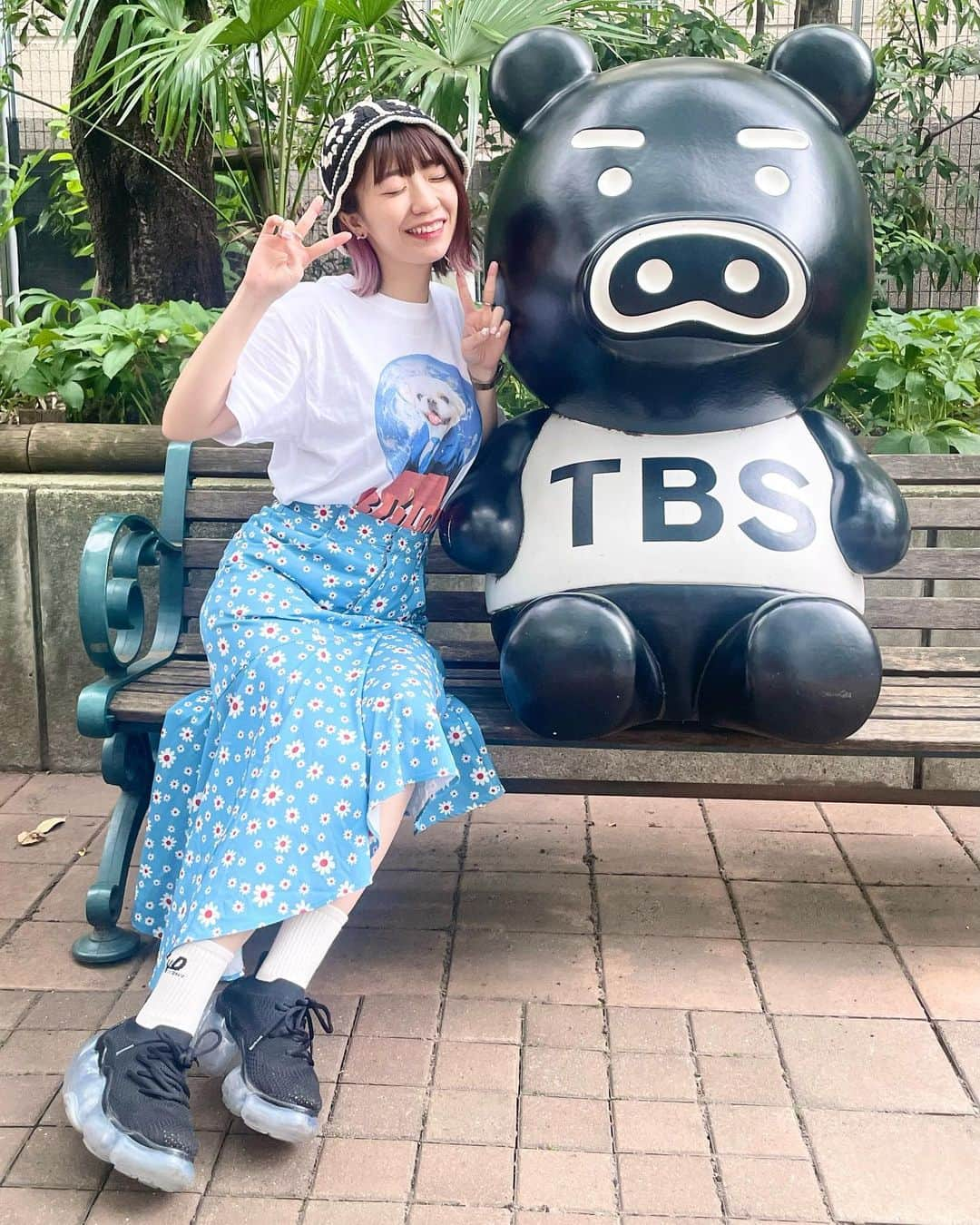 ぱいぱいでか美さんのインスタグラム写真 - (ぱいぱいでか美Instagram)「ムーチョＴ🌏 . こねくとの放送はYouTubeの配信もあるから お気に入りのTシャツとか着てこ〜てなるんだけど 昨日はムーチョＴきてました💙💙💙 ほんと可愛い……好(ﾊｵ)です  実はこの前また主ズとムーチョと遊んだ🫶🏻 楽しすぎました 自慢の写真載せときます🥰 あと私のスマホストラップ気に入ってくれて最高でした 勇ましい一面も可愛すぎるぜ、ムーチョ……。 可愛い〜と思って眺めてたら主に 「でか美さんの物噛んじゃだめだよ」って言われたムーチョが 完全に言葉を理解した表情で噛むのやめてて愛おしすぎました……🤦🏻‍♀️♡ . #こねくと #TBSラジオ #ムーチョ #suzuri #candystripper #W❤️C #grounds #でか美私服 #でか美ちゃん」6月28日 19時20分 - paipaidekami