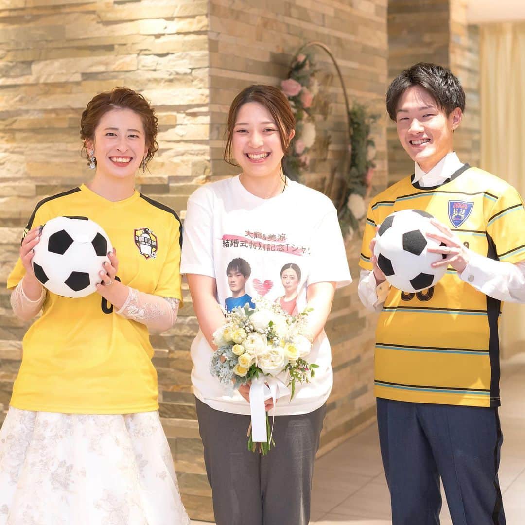 ザ･リーヴス プレミアムテラスのインスタグラム：「. おふたりと、リーヴスキャストで つくりあげたテーマWedding！  おふたりの結婚式のテーマは、 共通の趣味でもあり、 出会いのきっかけでもあるサッカー⚽️  披露宴の結びに おふたりとキャスト一同で行う オールキャストフィナーレでは おふたりだけでなく、 関わった全てのキャストが 自分らしいユニホームを着用！  結婚式は、新郎様新婦様だけが つくりあげるものではなく、 私たち、関わるキャストと共に つくりあげるもの そのお手伝いを全力でいたします！✨  おふたりらしい、 おふたりだからつくることができるスマイルを 一緒につくっていきましょう☺︎  ----------------------------------  公式HPでは卒花嫁さまの 挙式実例！ #ウエディングレポート を公開中◆* ▼詳しくは @the_leaves_premium_terrace TOPページよりご覧ください*  ----------------------------------  #ふたりの未来を探す旅 #dearswedding#ザリーヴスプレミアムテラス #群馬結婚式場#群馬結婚式#高崎結婚式#前橋結婚式#フィオーレビアンカ花嫁」