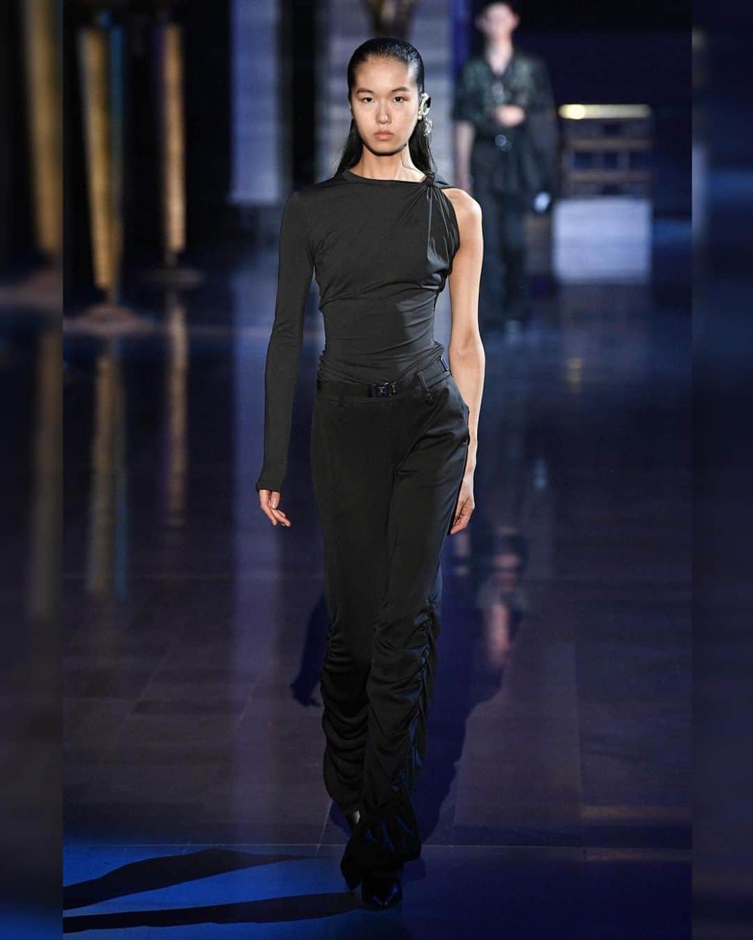 小田鈴音のインスタグラム：「. with @wooyoungmiparisofficial 🖤  Thank you for having me in your beautiful show!! @jackborkett @angusctmunro @clmagency」