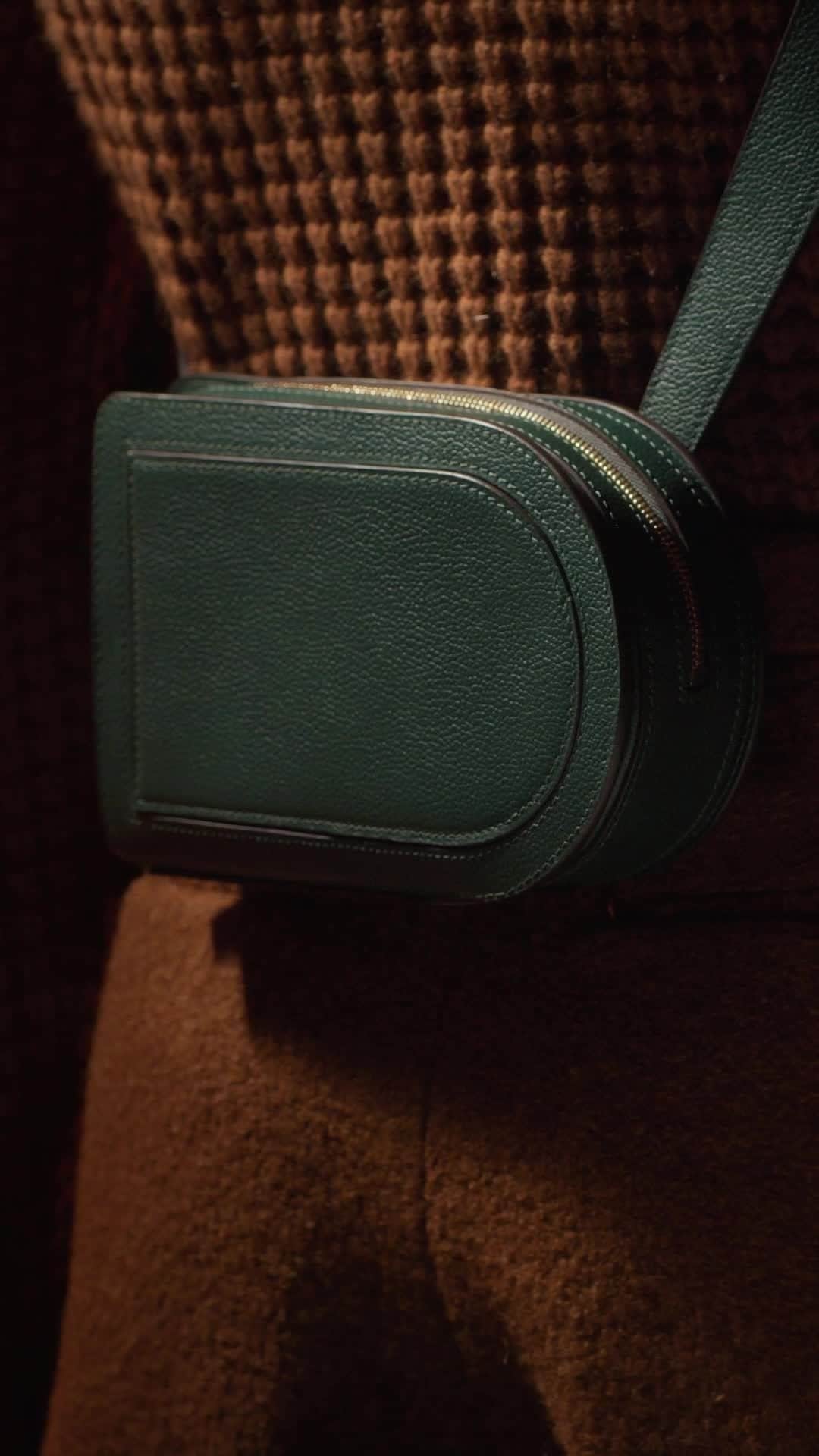 デルボーのインスタグラム：「The Pin City: your constant companion.   As captured by @arnaudlajeunie  ⁣ #Delvaux⁣⁣」
