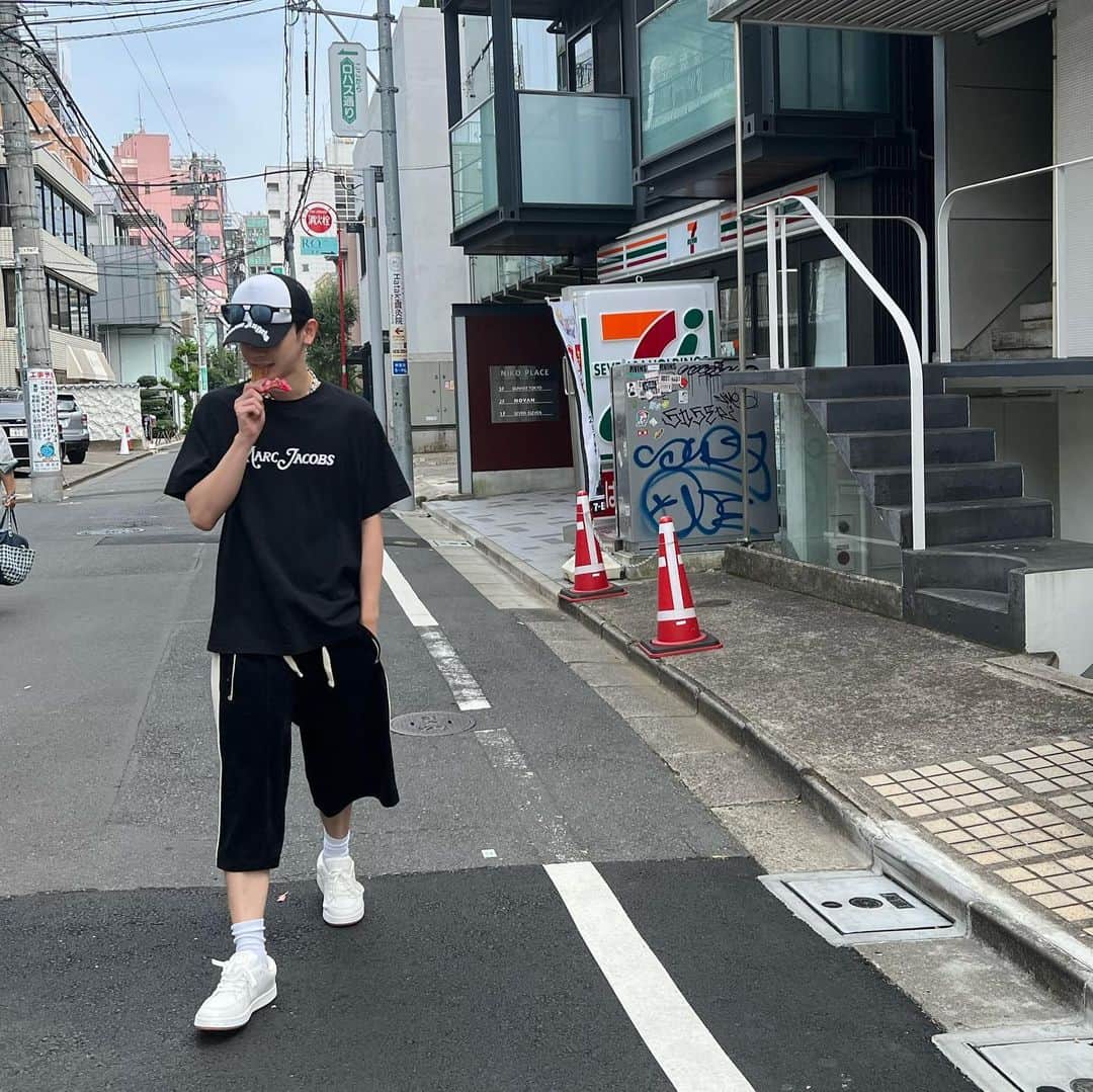 よしあきのインスタグラム：「暑すぎてサングラスとキャップ手放せない🕶☀️」