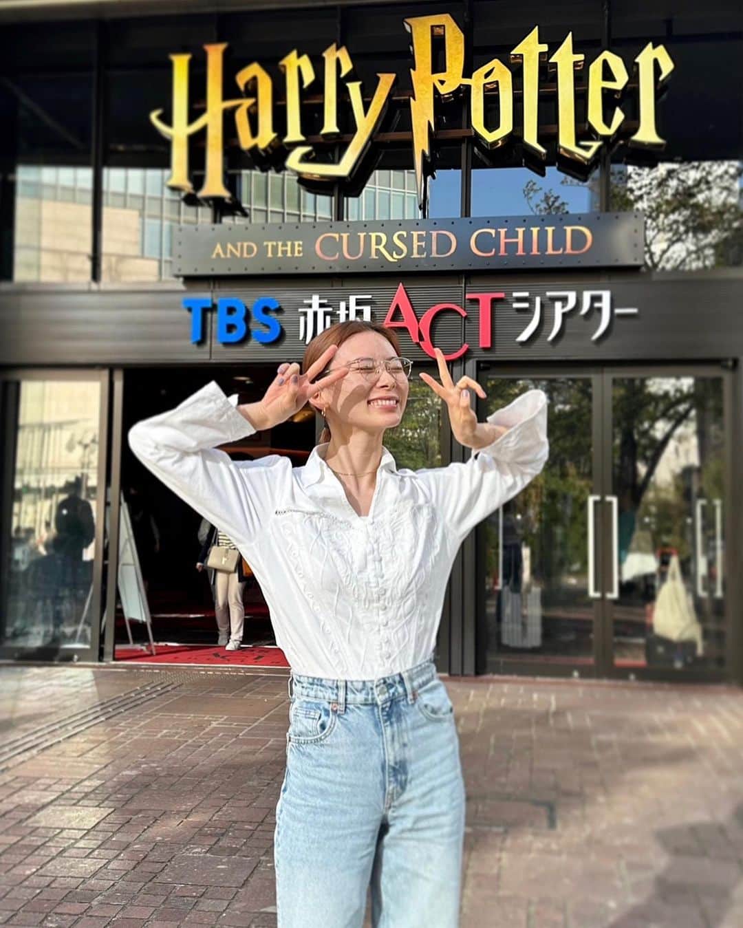 朝日奈央のインスタグラム：「🧙🏼🪄ハリー・ポッターと呪いの子  舞台上でどんな魔法が繰り広げられるのかワクワクしていたら想像以上でした😭  とっても面白くてあっという間の3時間...。 もう一度観に行きたい ! と思って2回観に行ったんだ🤣 その時の写真だよん📷  小学生はハリー・ポッターで育って、20歳の頃もう一度見直したいなと思って見てみたら子供の頃とは違う見方が出来て感激したのを覚えてる🫢  今回舞台を観に行ったのをきっかけにまたハマり出して、もう一度見直してるの✨  そして見直していたら原作が気になり(笑) 「小学生の頃図書室で友達が読んでたらかっこいい本No.1」の分厚いハリー・ポッターの本を思い切って買ってみました📖✨  小説読むの苦手なのだけど挑戦してみます😙笑  最後の写真はLooney Tunesとのコラボぬいぐるみ👀 ゲームセンターで発見して全力でとりました🤣 GETできて良かったぁ💙  (日記？)  #ハリーポッター #ハリーポッターと呪いの子」