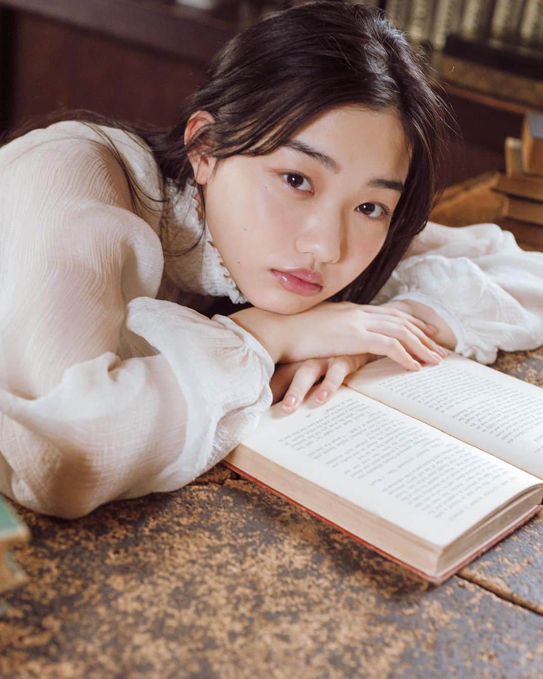 増井湖々のインスタグラム：「. 本日発売の雑誌「B.L.T.」8月号に掲載していただきました！ 初めての雑誌撮影でドキドキワクワクでした🤭 「#エルピス」の事や、「#交換ウソ日記」のことについてお話ししました。 是非手に取って見てくださると嬉しいです😽  #BLT #8月号 #初 #雑誌」