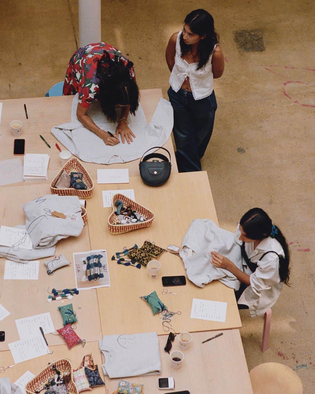 アーペーセーのインスタグラム：「Sewin n' Strummin' with the Paris fam.   We invited friends of the brand to join us at the A.P.C. Paris HQ for a workshop with the one and only, the creative behind our famous quilts, Jessica Ogden @the_cats_whiskers.   A pioneer of the customization movement of the early 1990s and an early adopter of upcycling, Jessica has been drawing and sewing since childhood. After launching her own brand in England, she returned to live in Jamaica, where she grew up. She created the Madras collection with A.P.C. in 2006 and introduced the Quilts project in 2010, born from the interest she shares with Jean for patchwork, as well as a desire to revive the accumulated stocks of A.P.C. fabrics over the seasons.  @jeantouitou curated the tunes for the day with a "strumming" session.  #APCParis」