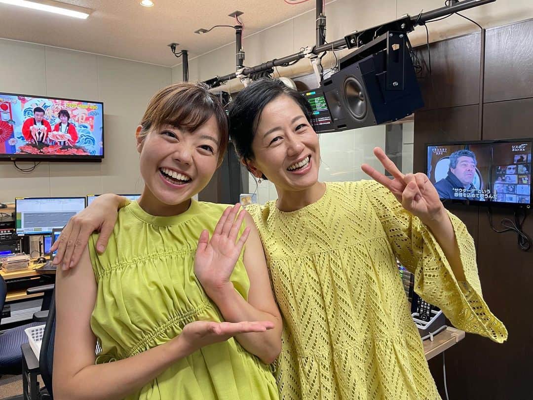 田村友里のインスタグラム：「. 伊藤文アナウンサーとお気に入りの1枚。 涙で目がパンパンに腫れちゃってるけど🤣 いつまでも尊敬する大好きな先輩です。 これからもよろしくお願いします！」