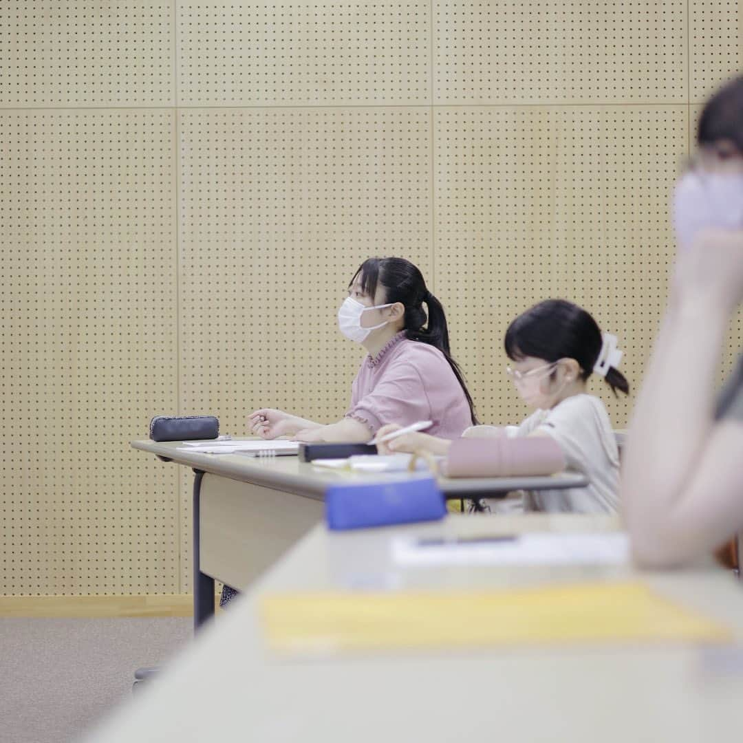 福岡女子短期大学さんのインスタグラム写真 - (福岡女子短期大学Instagram)「💠専攻科音楽専攻  先日、専攻科音楽専攻「コード演奏法A」の講義を見学しました。  この講義は、演習を繰り返しながらコードネームについて理解を深め、鍵盤上で実践する能力を身につけることを目的としています。  電子黒板とiPadを繋ぎテンポよく講義が進んでいました。専攻科の皆さんありがとうございました。  #福岡女子短期大学 #音楽科　#専攻科 #音大生の日常　#授業紹介 #福岡女子短期大学音楽科」6月28日 10時29分 - fukuoka_wjc