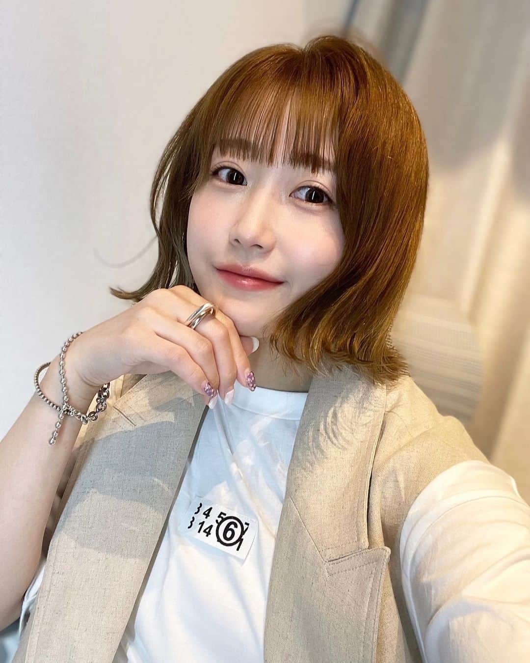 津田麻莉奈さんのインスタグラム写真 - (津田麻莉奈Instagram)「New hair…✂︎  前回ばっさり切ってもらったのがとても良かったので 今回さらに短くボブにしてもらいました…！ ちょっと切るとどんどん短くしたくなってしまうこの現象 いったいなんなんでしょう…🙂  なりたいイメージを伝えて、わたしにちゃんと似合うように輪郭に合わせたカットをしてもらいました。 外はねと内巻きで雰囲気も変えられて 丸くならなくて扱いやすい魔法のボブ。 切りっぱなしに見えて切りっぱなしじゃないらしい🙃  カラーはベージュ系でかなり明るめになった！ まろやかでいい色🥰  いつもありがとう♡  ▶︎Arigate 代官山 @arigate_official   ▶︎Cutかいみょん @arigate_kai  @junyakai_arigate   ▶︎Colorアツシさん @ari.gate_uthida.atsushi   今日は帝王賞の配信あります…！ 17:05頃〜 楽天競馬のYouTubeみてねー！🐎💨  −−−−−−−−−−−−−−−−−−−−−−−−−−−−  #arigate #アリゲート #外ハネボブ #結べるボブ #インナーカラー #インナーブリーチ #ボブ #アリゲートさん #いつもありがとうございます #いい美容室です #代官山美容室 #まりなる #津田麻莉奈」6月28日 10時32分 - tsudamarinal