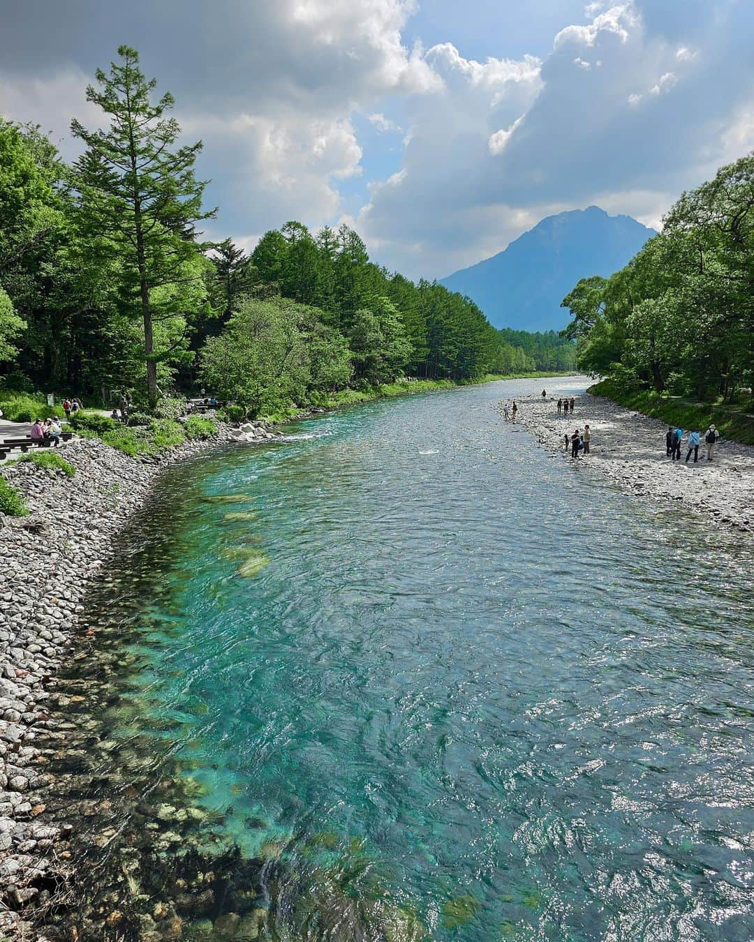 Y U R I Eさんのインスタグラム写真 - (Y U R I EInstagram)「お久しぶりです、上高地👋 ラムネ色の梓川と穂高連峰の残雪❄️🩵 何度来ても絵画の様な景色に感動。空気がおいしすぎて、たくさん深呼吸したくなります🙏✨   今回はGalaxy S23 UltraのExpert RAWモードで撮影🤳 携帯のカメラとは思えないくらい細かい設定が！！（露出やシャッタースピードまで🐇） しかもLightroomと連携してるからすぐにスマホで編集！なんてこともできちゃう。   実際にこれも旅の帰り道、車の助手席で思い出に浸りながら作業した写真たち☺️♡  #上高地#中部山岳国立公園#KAMIKOCHI #梓川 #GalaxyS23Ultra#TeamGalaxy#ambassador#withGalaxy#Galaxyのある生活 @samsungjpn」6月28日 10時46分 - yuriexx67