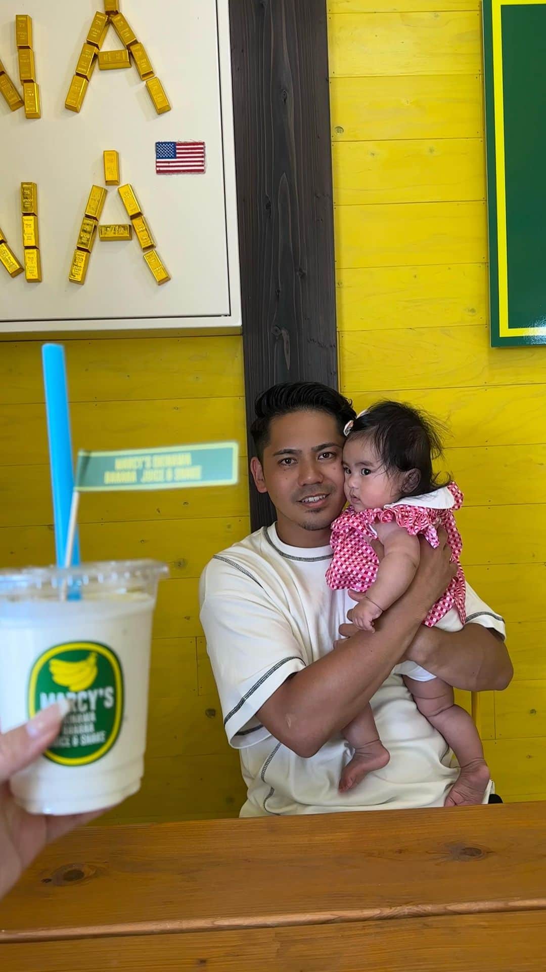 Akaneのインスタグラム：「. わたちも飲みたいわよ👶🏻🥤🍌  思わず手が出てしまっている…🥺 離乳食始めよっか🥣🤍 . . #5ヶ月ベビー#女の子ママ#離乳食スタート  #沖縄#家族旅行#ウミカジテラス」