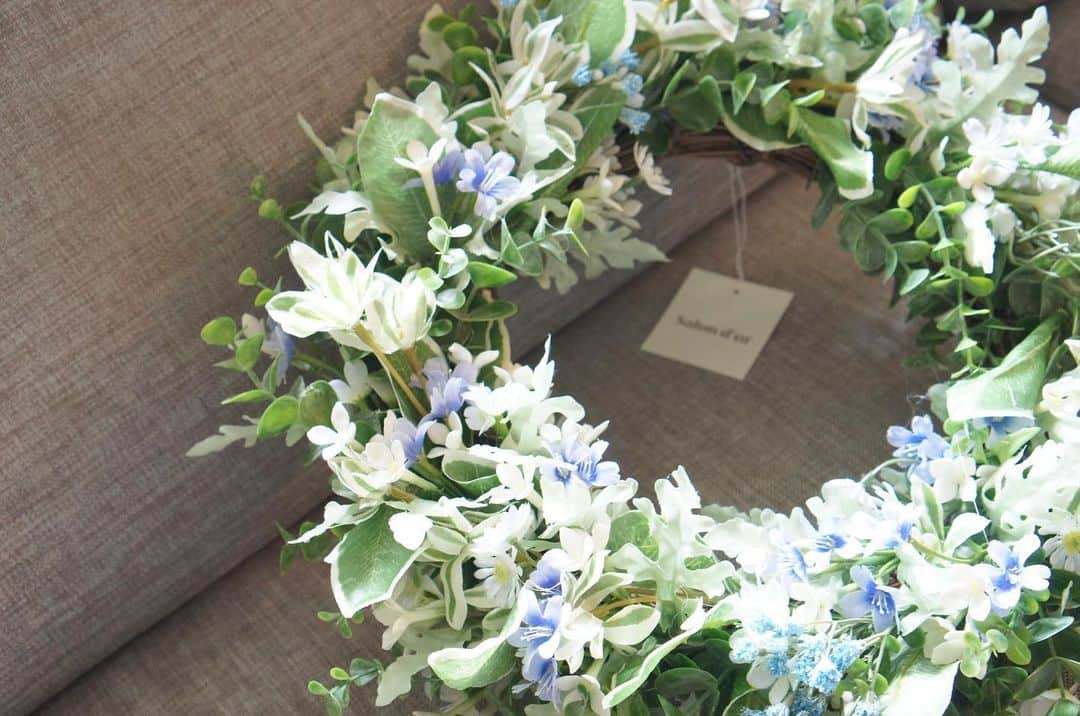 池上真麻さんのインスタグラム写真 - (池上真麻Instagram)「夏のリース。 リース作りが好きだー。 オーダーありがとうございました😊 . #リース #サロンドール #wreath #造花　#花のある暮らし」6月28日 10時42分 - marsaikegami