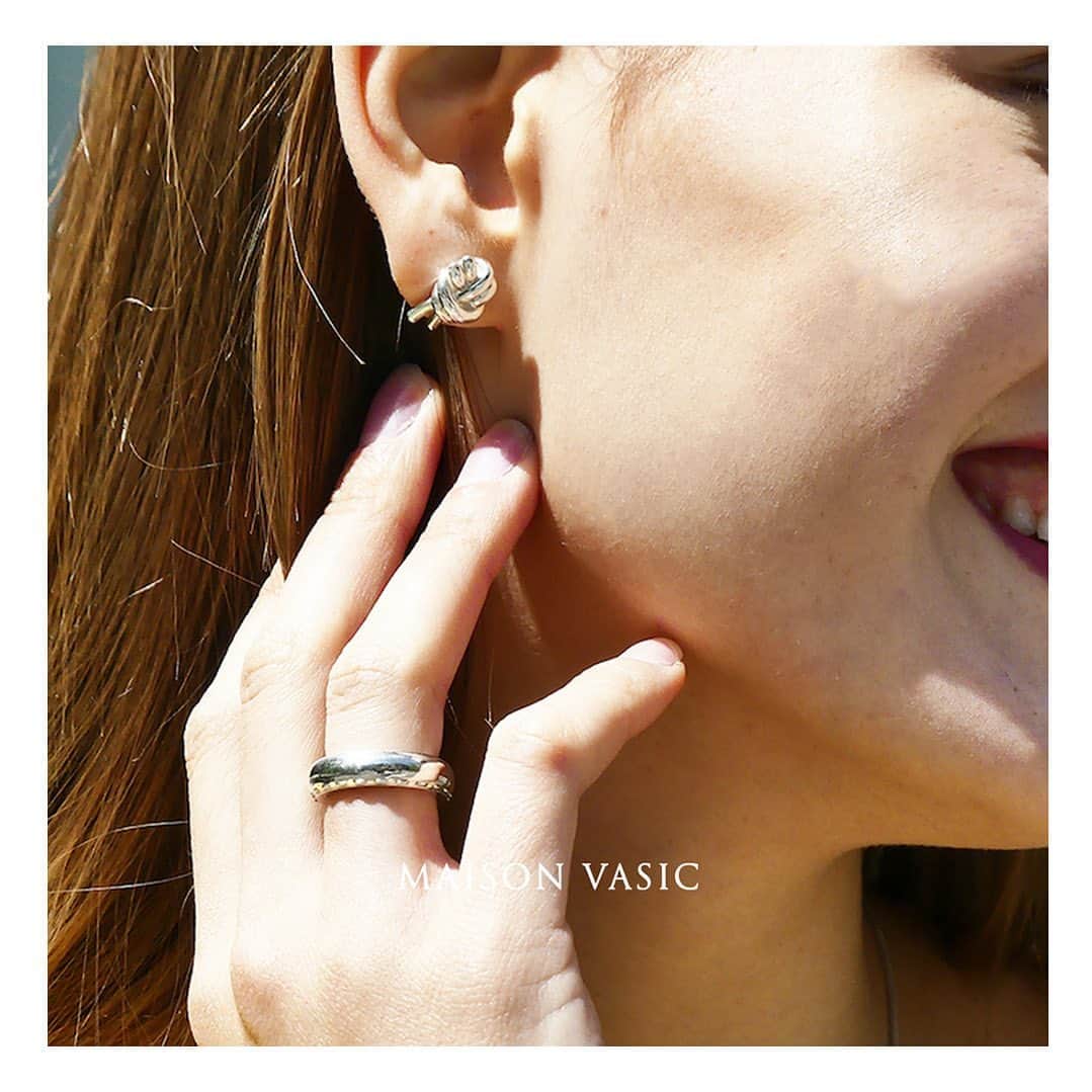 のインスタグラム：「MAISON VASIC Knot Earrings Cord Narrow Ring  MAISON VASICのジュエリーはVASICのアイコン的バッグBONDのコードやノット部分がモチーフになったデザイン。シンプルなコーディネートのポイントになるボリューム感とデザインをお楽しみください。  #vasic  #maisonvasic  #ヴァジック #メゾンヴァジック  #jewelry #ring #gold #silver #vasic_aoyama#vasic_shinsaibashi #vasicnews #ジュエリー #指輪 #ゴールド #シルバー925 #ヴァジック青山 #ヴァジック心斎橋」