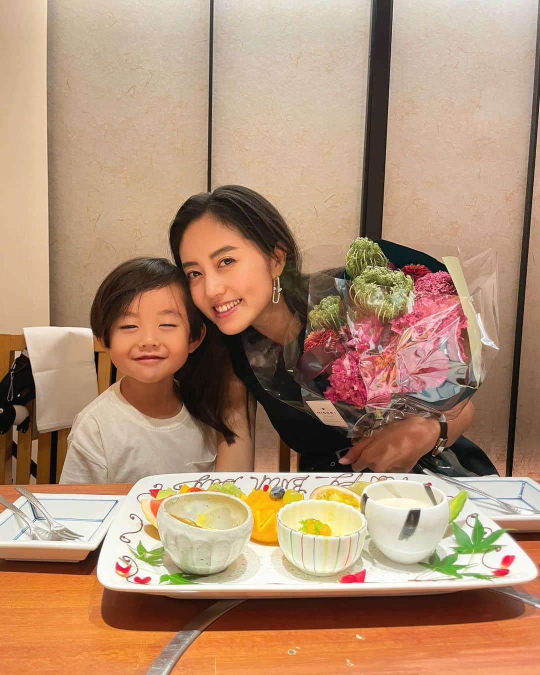 のインスタグラム：「しゃぶしゃぶとすき焼きどっちも食べたいという願いをを叶えていただきありがとうございました🙏🩷  38歳になりました！ メッセージを送ってくださった方ありがとうございます🫶🏻  引き続き毎日を私なりに一生懸命に生きます🦦  #今福」