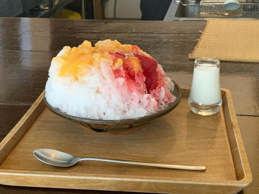 原田麻子のインスタグラム：「すもも  メスレーという黄色系のすももと、 かわいい大石早生の２種のすもも味わえる！ぜいたく！ 別添えのヨーグルト練乳で味変も。  #かき氷#かき氷🍧#おやつ#ごはん#sweets#shaveice#東京かき氷」