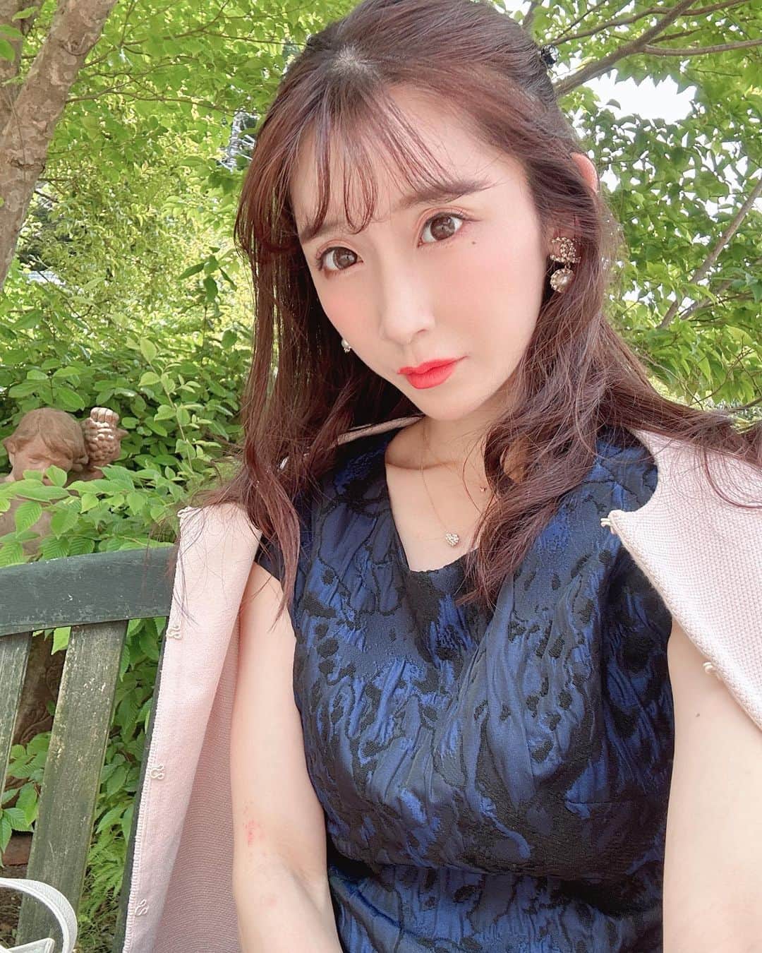 小原春香のインスタグラム：「もっとできることあったかもって思う日が山ほどあって、でもゆっくり過ごしちゃってまた反省するそんな日々。 ・ ただただ 笑顔で毎日過ごせてることに感謝！ 頑張ろう！！ この曲聴いたら頑張ろう！と思える。 ・ 坊や。は日々成長中🦋 『蚊に刺されちゃった』と言って見せたら、 『痛い痛いの飛んでけ〜』とヨシヨシしてくれました🥹 ・ 『あのね〜』『はるちゃんどうぞ』ってよく言います♡ ・ 最近余っていたフォローアップミルク🍼を見つけて、飲む‼️という。から哺乳瓶で飲ませてる🙃 『アンパンマンのコップにいれていい？』というと 『アンパンマンいらない！』というので😅😨 3歳までと書いてあるし、栄養あるからいっか💬という気持ち。… でも哺乳瓶はやめた方がいいよ☜笑うん。 自分で『BIG Baby！』って言って飲んでる☜🤣」