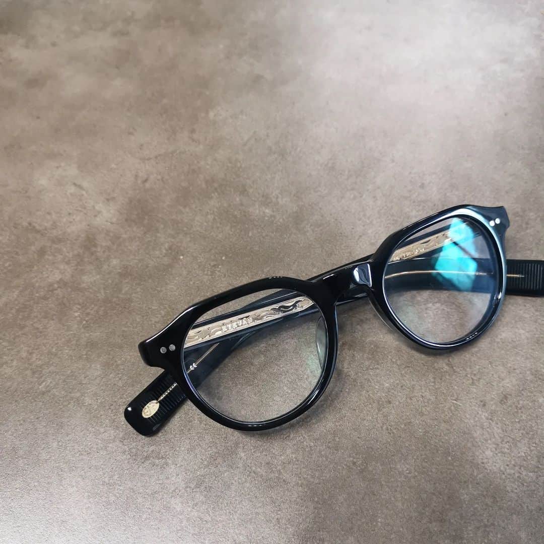 ayaka8880のインスタグラム：「. . やっとこさ、アイウェア投稿👓 . 妊娠してから体が大きくなり、顔周りにもボリュームがあったほうがバランス取りやすそうと思い探していました。 . アイウェア達人 @mmimy3 ちゃんに相談してお迎え。 . レンズは、映り込みがなく写真を撮っても目がテカテカにならかいものを選びました✌ . @eyevan_official  . 品番とやらはどちらに書いてあるのだろうか… . Lubin(46) PBK 46 21-145 . 柄の部分の暗号がこちらです↑」