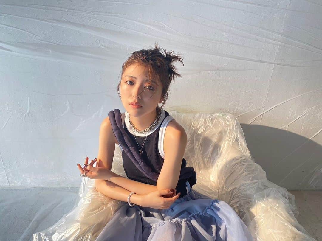 工藤美桜のインスタグラム：「本日6月28日『NYLON JAPAN』 発売ですーー！インタビューでは工藤の深いところの内側や、最近のプライベートな情報などがわかるかも…！ どのルックも本当に可愛くて…新しい表情が見れると思うのでぜひチェックお願いします🩵💙🩷 #nylonjapan」