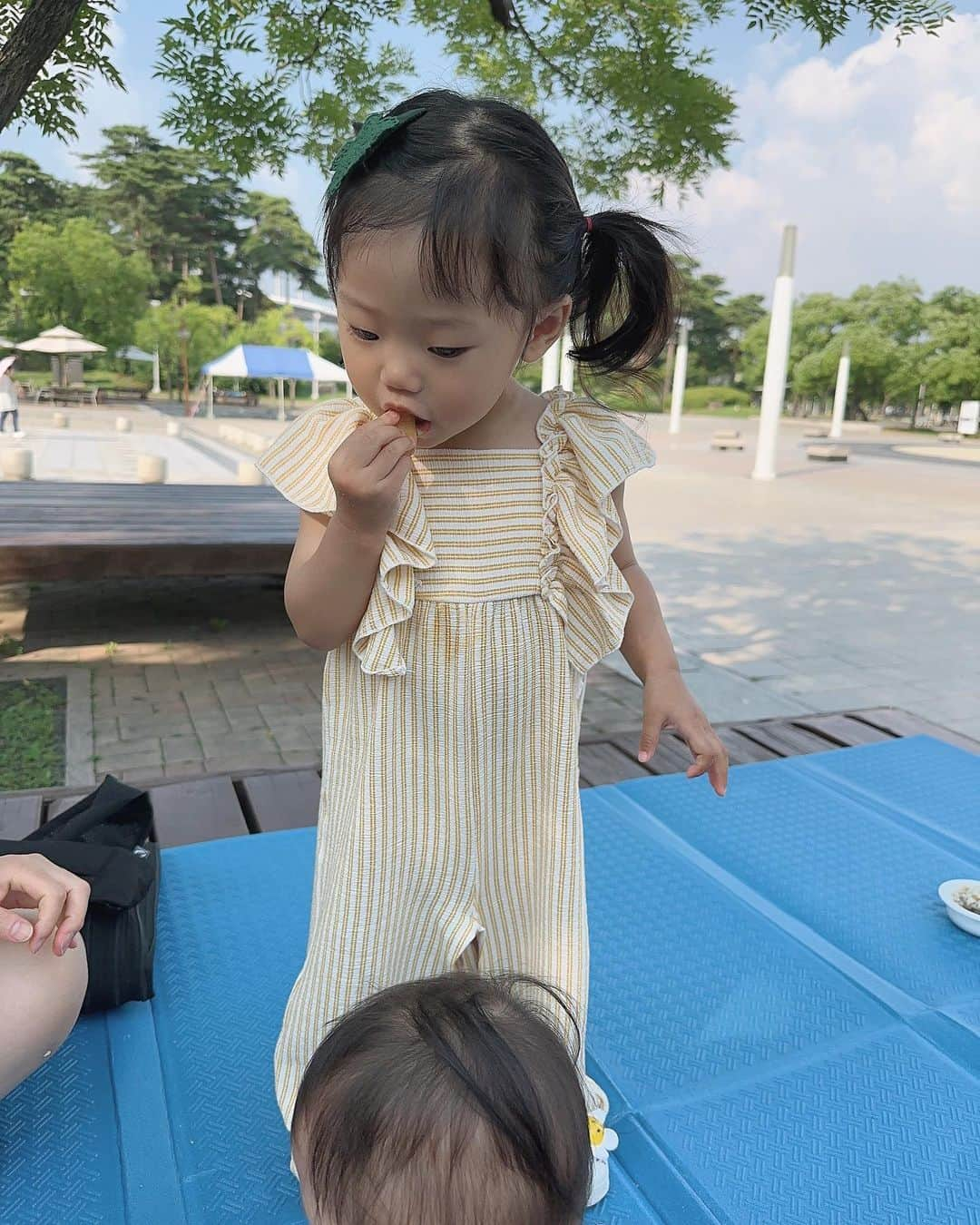 ユン・ソイさんのインスタグラム写真 - (ユン・ソイInstagram)「한강에서..500원 동전 두개가 없어서ㅋㅋ진땀을! 빠방이를 태워달라는 딸.. 돈이없는 엄마..빠르게 다른걸로 시선을 옮기며~^^ 오늘도 배웁니다.. 돈의 중요성 ㅋㅋㅋ #한강#평화의공원#19개월#딸아이#일상」6月28日 11時02分 - yoonsoy