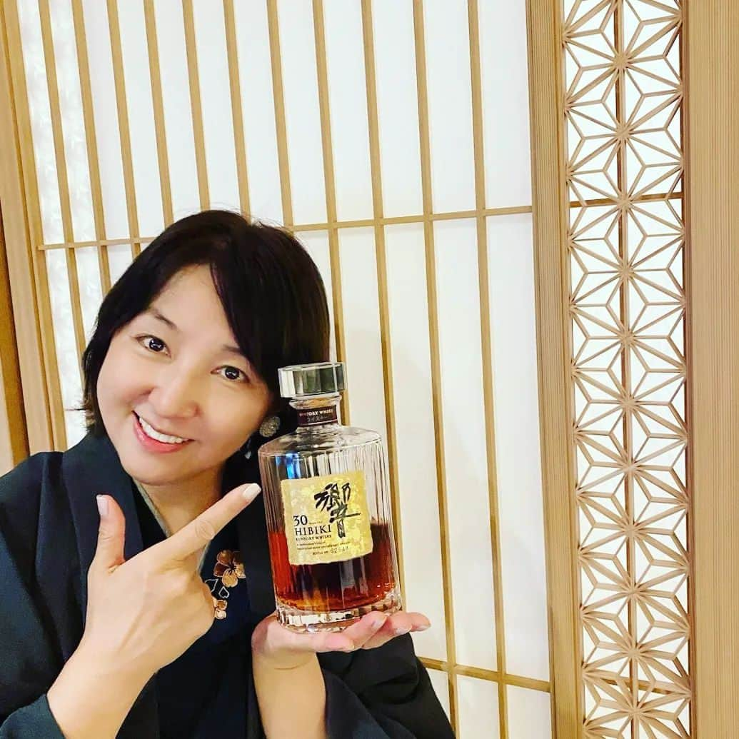 愛華みれさんのインスタグラム写真 - (愛華みれInstagram)「#響  キャー😆最高  ✨うまし✨  #サントリー  #ウィスキー  #最高峰  #30年もの  違いは歴然🎵  ロックでいただきました😃拝🎵」6月28日 11時04分 - mireaika