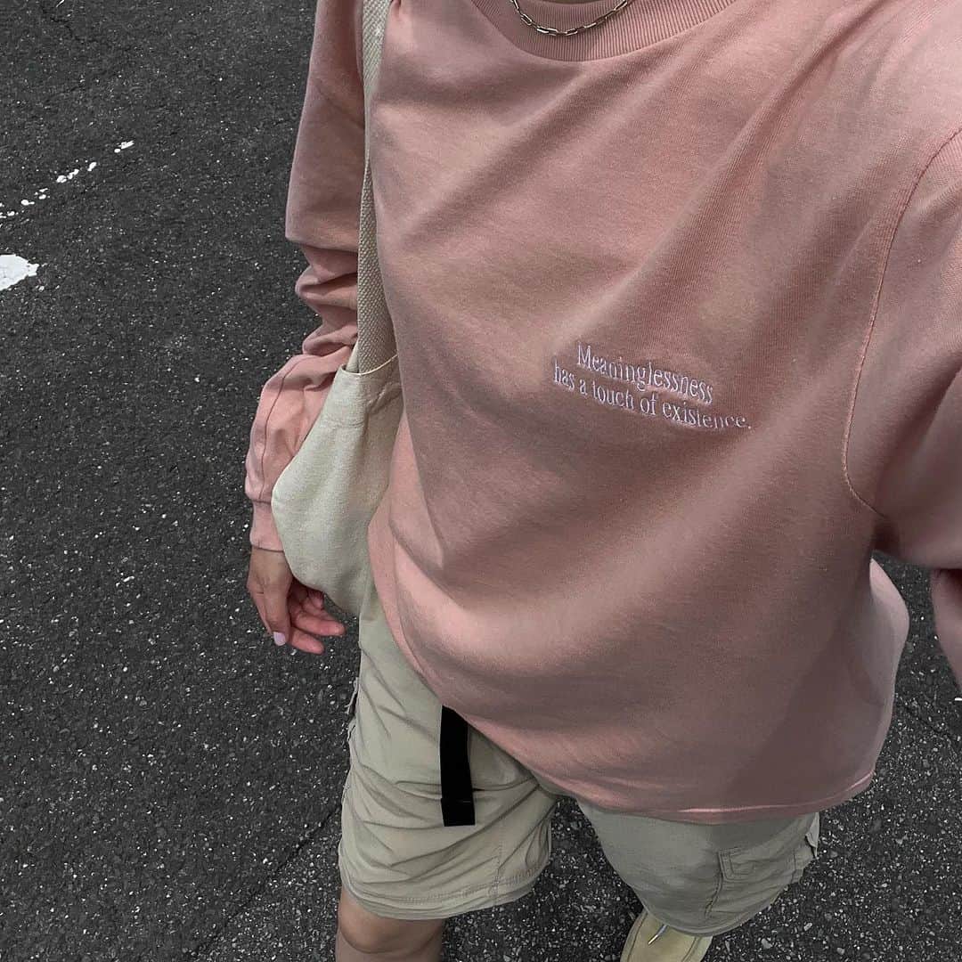 のインスタグラム：「✴🧻𝑼𝒏𝒕𝒊𝒕𝒍𝒆𝒅 𝑪𝒓𝒆𝒂𝒕𝒊𝒐𝒏𝒔.🧻✴︎𓂃⋆ ⁡ ZINEに合わせてﾃﾞｻﾞｲﾝしたグッズたちも 同じくｵﾝﾗｲﾝで販売しているよｯ🫰🏼⋆ ⁡ ⁡ ⌇𝘓𝘰𝘯𝘨 𝘴𝘭𝘦𝘦𝘷𝘦 𝘵-𝘴𝘩𝘪𝘳𝘵⌇ 左胸には刺繍ｯ꙳後ろには数ある中で 選ばれた渾身のﾄﾞﾛｰｲﾝｸﾞがｯ(ｺｰﾄﾞ)🪬🎨 color :ﾀﾞｽﾃｨﾋﾟﾝｸ size: S.M.L ⁡ 私は身長160cmでMを着てますよｯ☄︎ くすみ色なので着やすいと思いますｯ是非🤍✴︎  ◯ご購入はﾌﾟﾛﾌｨｰﾙのﾘﾝｸからどうぞｯ🔗」