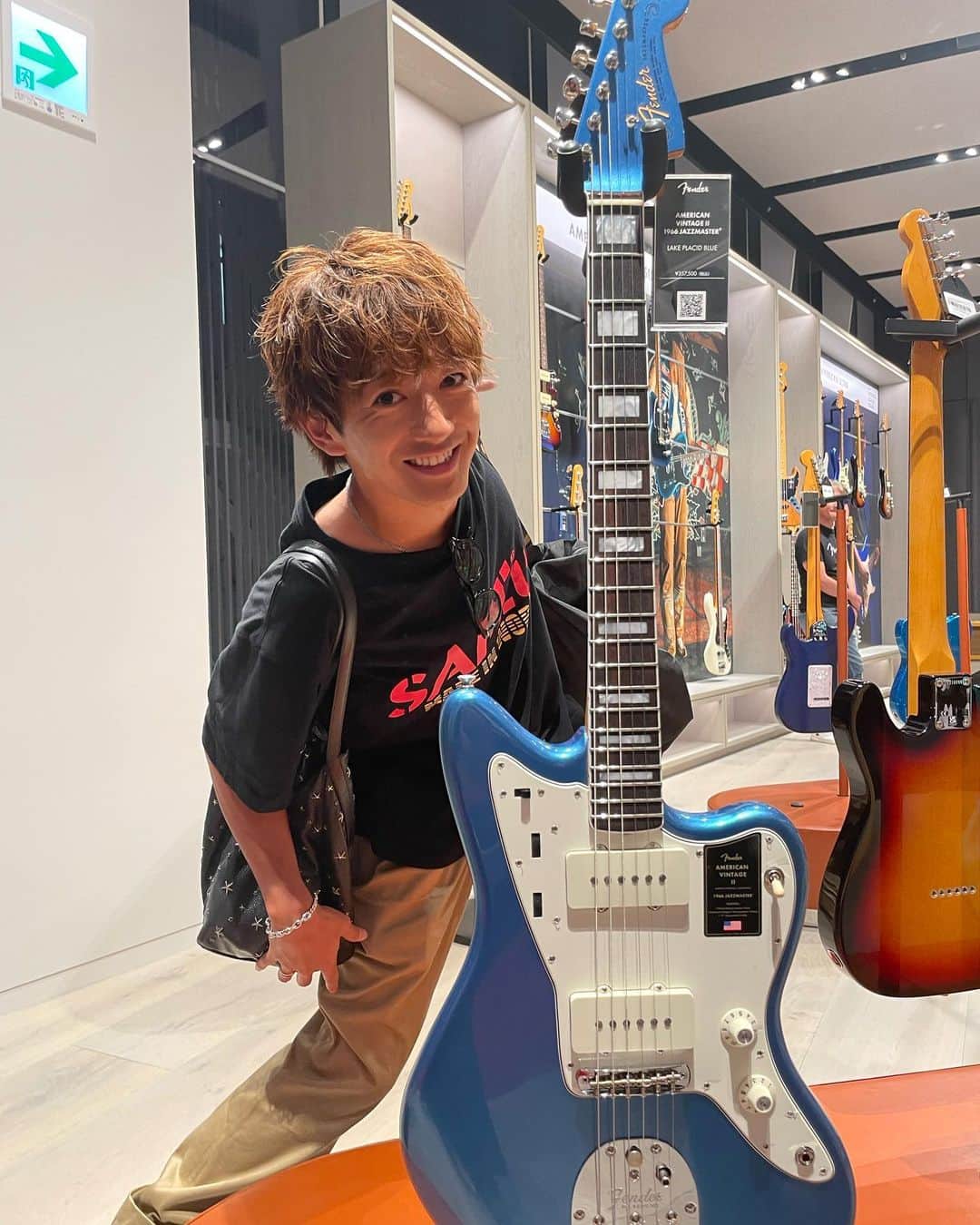 須田亜香里さんのインスタグラム写真 - (須田亜香里Instagram)「FENDER FLAGSHIP TOKYO オープニングパーティーに招待していただきました🥂 たくさん展示されたギターやベース、試奏もさせていただけたり、カスタムショップや、オシャレなカフェもあったり、とってもワクワクする空間でした☺️🎸 スペシャルなライブの数々もめっちゃくちゃかっこよかった！ #FenderFlagshipTokyo  ラストの写真はおまけ。 なんか見慣れた人いた(笑) #大倉士門」6月28日 11時19分 - akarisuda