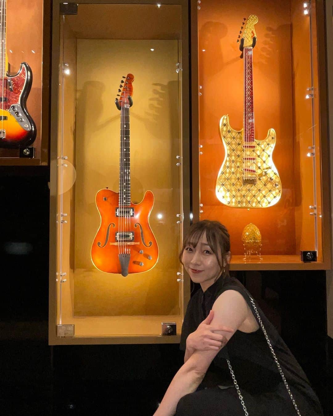 須田亜香里さんのインスタグラム写真 - (須田亜香里Instagram)「FENDER FLAGSHIP TOKYO オープニングパーティーに招待していただきました🥂 たくさん展示されたギターやベース、試奏もさせていただけたり、カスタムショップや、オシャレなカフェもあったり、とってもワクワクする空間でした☺️🎸 スペシャルなライブの数々もめっちゃくちゃかっこよかった！ #FenderFlagshipTokyo  ラストの写真はおまけ。 なんか見慣れた人いた(笑) #大倉士門」6月28日 11時19分 - akarisuda