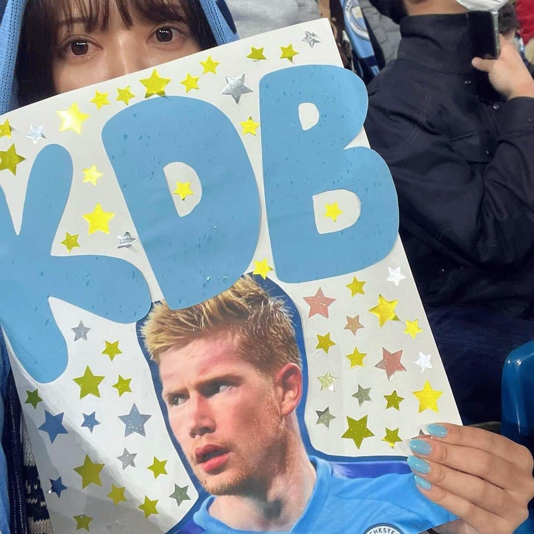 あやてん（島田彩加）のインスタグラム：「👑 Happy 32nd Birthday to @kevindebruyne 🎂💐✨  デブライネの誕生日〜！  マンチェスターシティを好きになるきっかけをくれてありがとうございます  数年前まではひとりでマンチェスターに現地観戦しに行くなんて思いもしなかったよ、、  あなたのおかげで人生がとっても豊かになってしまいました  ずっと特別な存在です👑  コバチッチ来たねええ！！楽しみだ！！！！！  #mancity  #mcifanz  #mcfc  #manchestercityfc  #manchestercity #ctid  #kdb #맨시티  #풋살  #サッカー観戦  #現地観戦  #マンチェスターシティ  #サッカー女子」