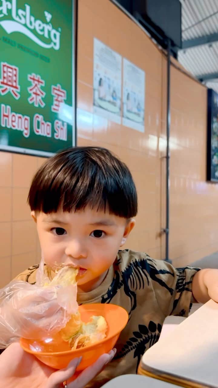 チェルシー・オリビアのインスタグラム：「Dante loves DURIAN SO MUCH just like mommy and daddy」