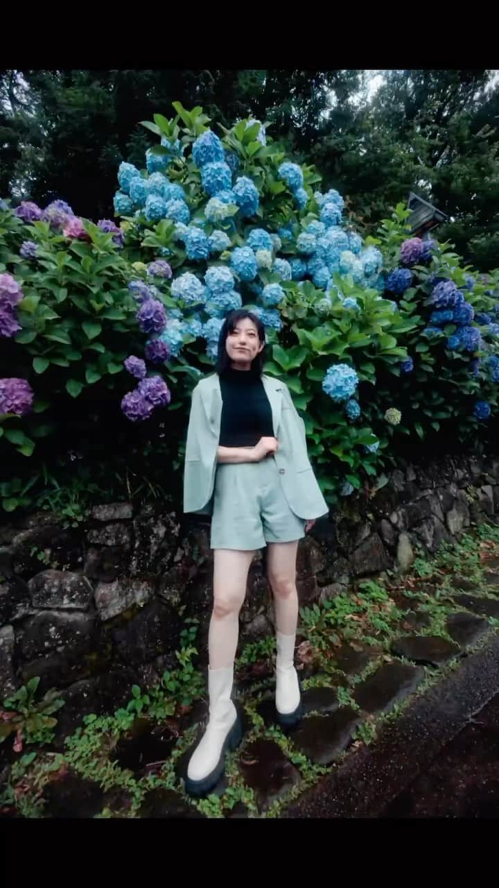 旭桃果のインスタグラム：「Photo by @ken.photograph  #紫陽花 #アジサイ #紫陽花ポートレート #梅雨コーデ  #shein #shein購入品  #セットアップ @shein_japan  #サイドゴアヒールブーツ @emoda_official」