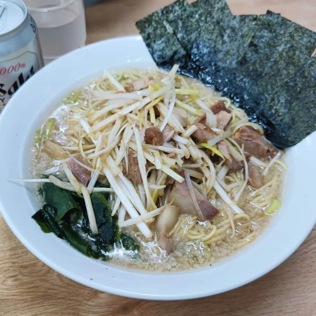 Drac&ouml;がたべしなに。のインスタグラム：「ラーメンショップ　石川店さん 神奈川  初めて普通のサイズを完食したけど あーこれは人気だわって納得の味  普段感じられないスープのコクや 麺の歯切れの良さ ネギのたまらないアクセント  どれも最高でした おすすめです。  あ、後半二枚は友人とか店主のいたずらで作った謎賄です  #ラーメン #ラーショ #ラーメンショップ  #ramen  #foodie  #foodporn  #foodphotography  #大食い #神奈川グルメ」