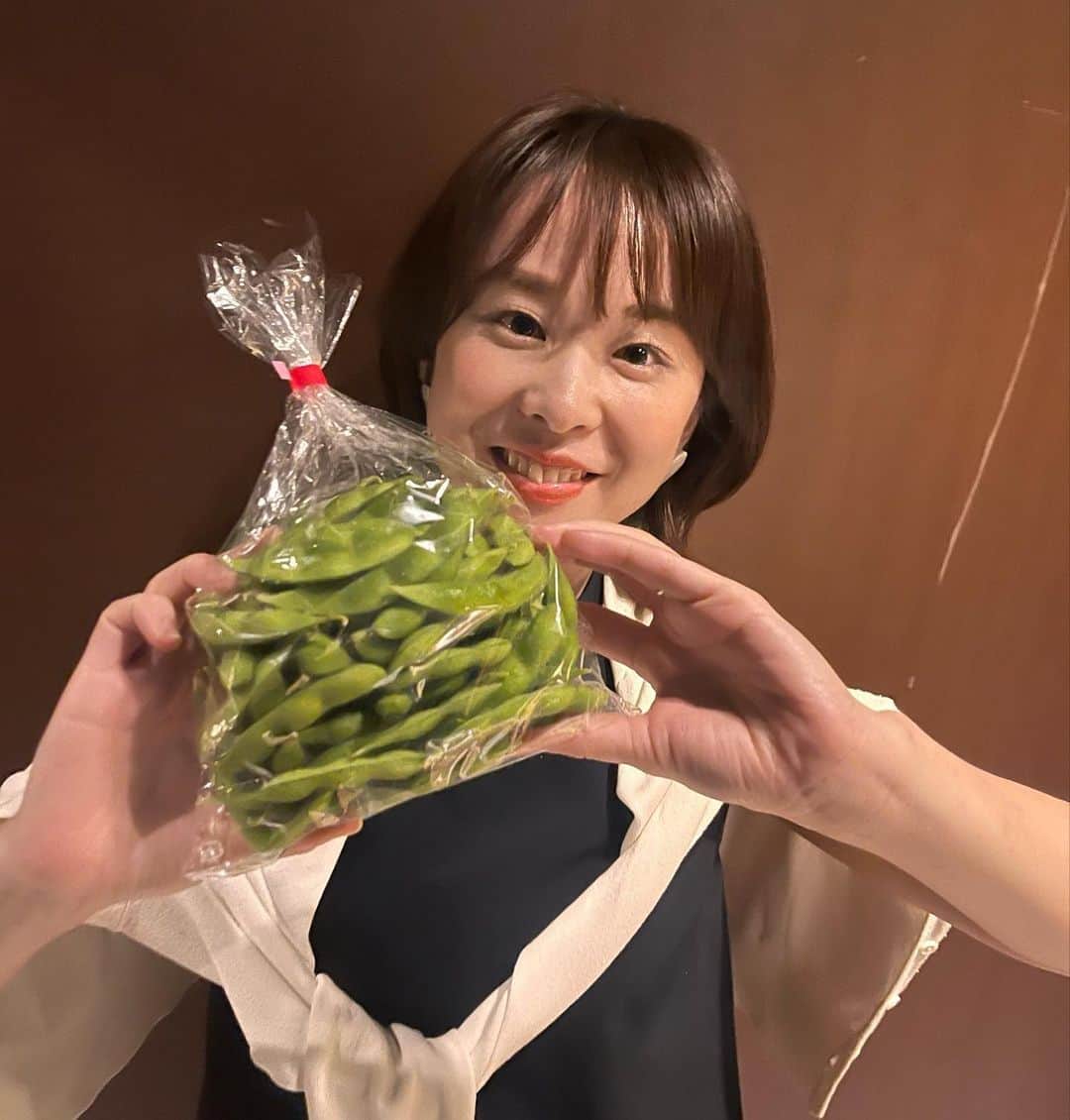阿部真澄のインスタグラム：「.  長岡の枝豆「はつだるま」をゲット！  新潟に行って1番感動したのは「枝豆が美味しいこと」 ..と言っても良いくらい、新潟の枝豆が大好きなんです！  2〜4枚目は以前枝豆農家さんに密着取材したときの写真 朝2時ごろから収穫が始まるんですよ〜！ 毎年美味しい枝豆が食べられることに感謝🙇‍♀️  来月の黒埼茶豆も楽しみ♡  #新潟 #枝豆 #新潟の枝豆 #黒埼茶豆」