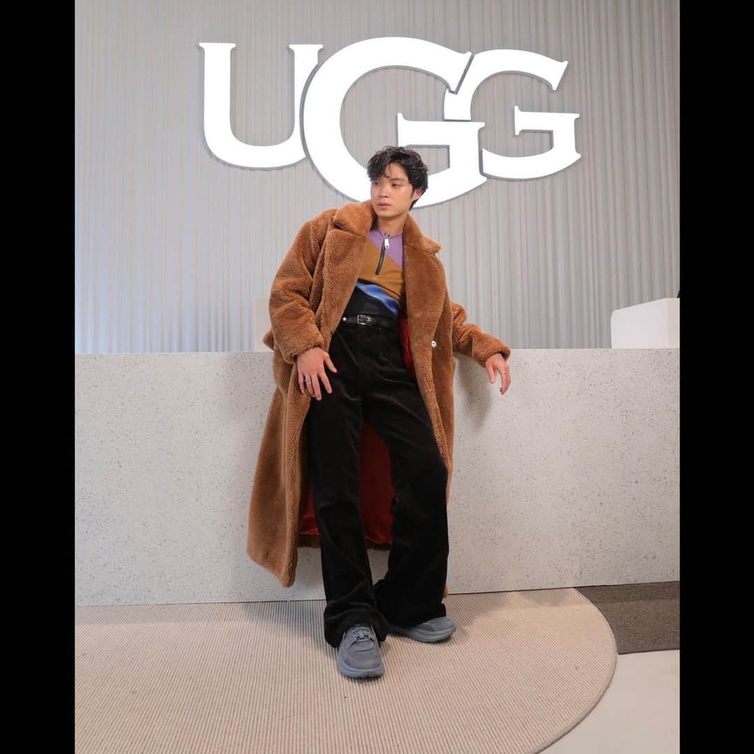 磯村勇斗のインスタグラム：「.  UGG® TOKYO FLAGSHIP STORE   アジア初となる UGG®フラッグシップストア  店内は広く、白を基調とし洗練されたインテリアに並ぶUGG®︎のアイテムが輝く。 UGG®︎のシューズは履き心地が良く、色んなシチュエーションに合わせたデザインがあるので、楽しいですよね。 僕も普段愛用しています。  #UGG原宿 @uggjapan」