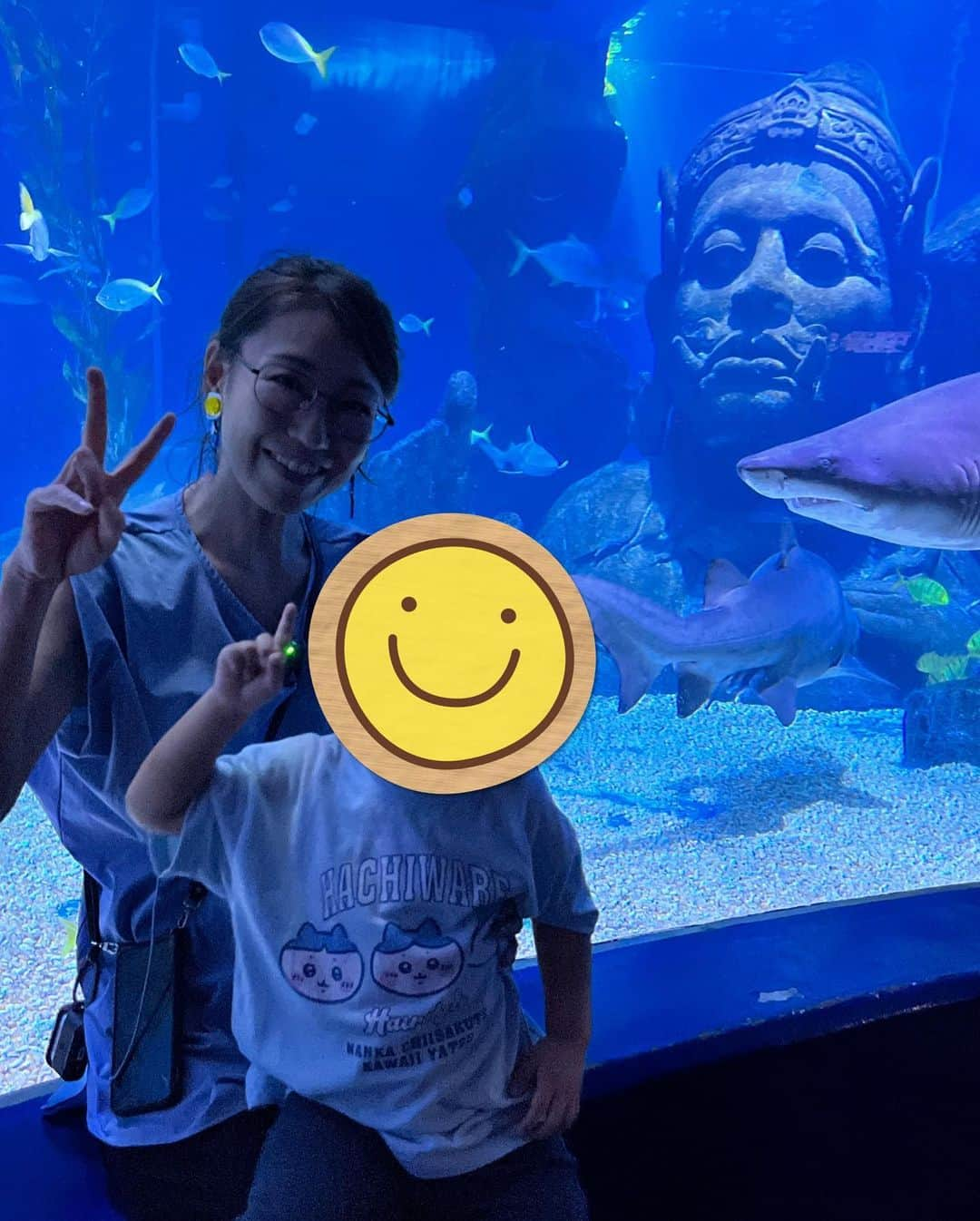 桜 稲垣早希のインスタグラム：「サイアム・パラゴンにある水族館 シーライフバンコクオーシャンワールドに行ってきました😊 『お客さんを楽しませるぞ！』って気合いが伝わってくる展示方法が素晴らしかったです✨ 息子はサメが大好きで 『シャークを探そう！！』と張り切ってました😄 巨大水槽に数匹の大きなサメがいてビビりつつ 『か、、、こいーーね！』と強がってたのが可愛かったです☺️ #タイ移住 #桜稲垣早希 #りおなり夫婦 #サイアムパラゴン #シーライフバンコクオーシャンワールド」