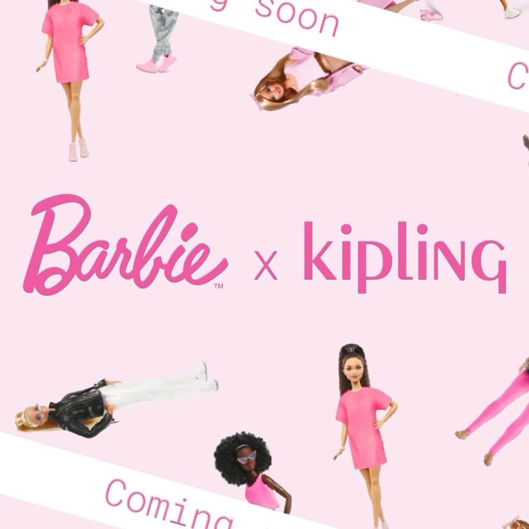 キプリング日本公式アカウントのインスタグラム：「.  二つのアイコニックなブランドがお届けする #BarbiexKipling コラボコレクションが近日発売予定！   プロフィールのリンクからメルマガ登録をして、 コラボコレクションの最新情報をGetしてね❣️  #PinkModeOn #BarbiexKipling #OnTheGoWithBarbie  #NeverWithoutMyKipling  #Barbie #BarbieCore  #LiveLight  #Kipling  #キプリング #バービー #バービーコラボ #バービー人形  #バービーピンク  #ComingSoon」