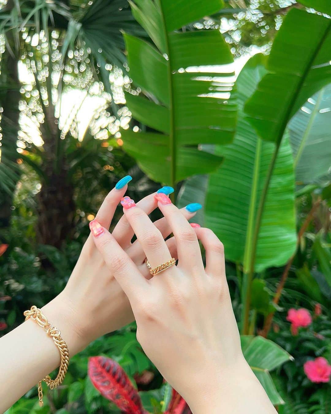 土屋怜菜（れいぽよ）のインスタグラム：「⁡ ⁡ アクセ撮りたいんだけど上手く撮れないな～🥲 ⁡ この指輪とブレスレットは @uiazis_official 💎🤍 ゴールド好きなんだけど本当にデザインが神なの✨ 指輪は新しくGetしたんだあ～✌🏼かわです💗💗」