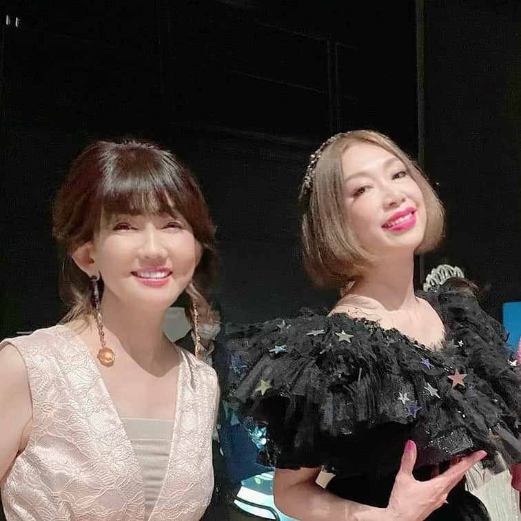 のインスタグラム：「. 「野宮真貴、渋谷系歌謡曲を歌う。」 スペシャル・ゲストに松本伊代さん @iyo14_official と平山みきさん @yokohama.kiki が出演決定！  伊代ちゃんとは「花の82年組」の同期🌸 みき先輩とはMIKI＆MAKIを結成したばかり🌼  お二人は、渋谷系ルーツの作曲家の一人である“筒美京平先生に愛された歌声“という共通点を持つシンガーです✨  さてどんな渋谷系歌謡曲を歌うのか‥‥ どうぞお楽しみに〜🤗  写真は「筒美京平トリビュートコンサート2021」で共演した時のもの📸  🎫チケットはビルボードライブおよびプレイガイドにて一般発売中。 先着となるので購入はお早めに☺️  【公演概要 】 「野宮真貴、渋谷系歌謡曲を歌う。」 Guest 松本伊代（9/17東京） 平山みき（9/18東京・9/22大阪）  【ビルボードライブ東京】（1日2回公演） 2023/9/17（日）1st 開場15:30 開演16:30 / 2nd 開場18:30 開演19:30 2023/9/18（月・祝）1st開場15:30 開演16:30 / 2nd開場18:30 開演19:30 http://www.billboard-live.com/pg/shop/show/index.php?mode=detail1&event=14300&shop=1  【ビルボードライブ大阪】（1日2回公演） 2023/9/22（金）1st開場17:00 開演18:00 / 2nd 開場20:00 開演21:00 http://www.billboard-live.com/pg/shop/show/index.php?mode=detail1&event=14301&shop=2   #松本伊代#iyomatsumoto#平山みき#mikihirayama#ビルボードライブ東京#ビルボードライブ大阪 #ビルボードライブ#渋谷系歌謡曲#歌謡曲#渋谷系を歌う #野宮真貴 #missmakinomiya」