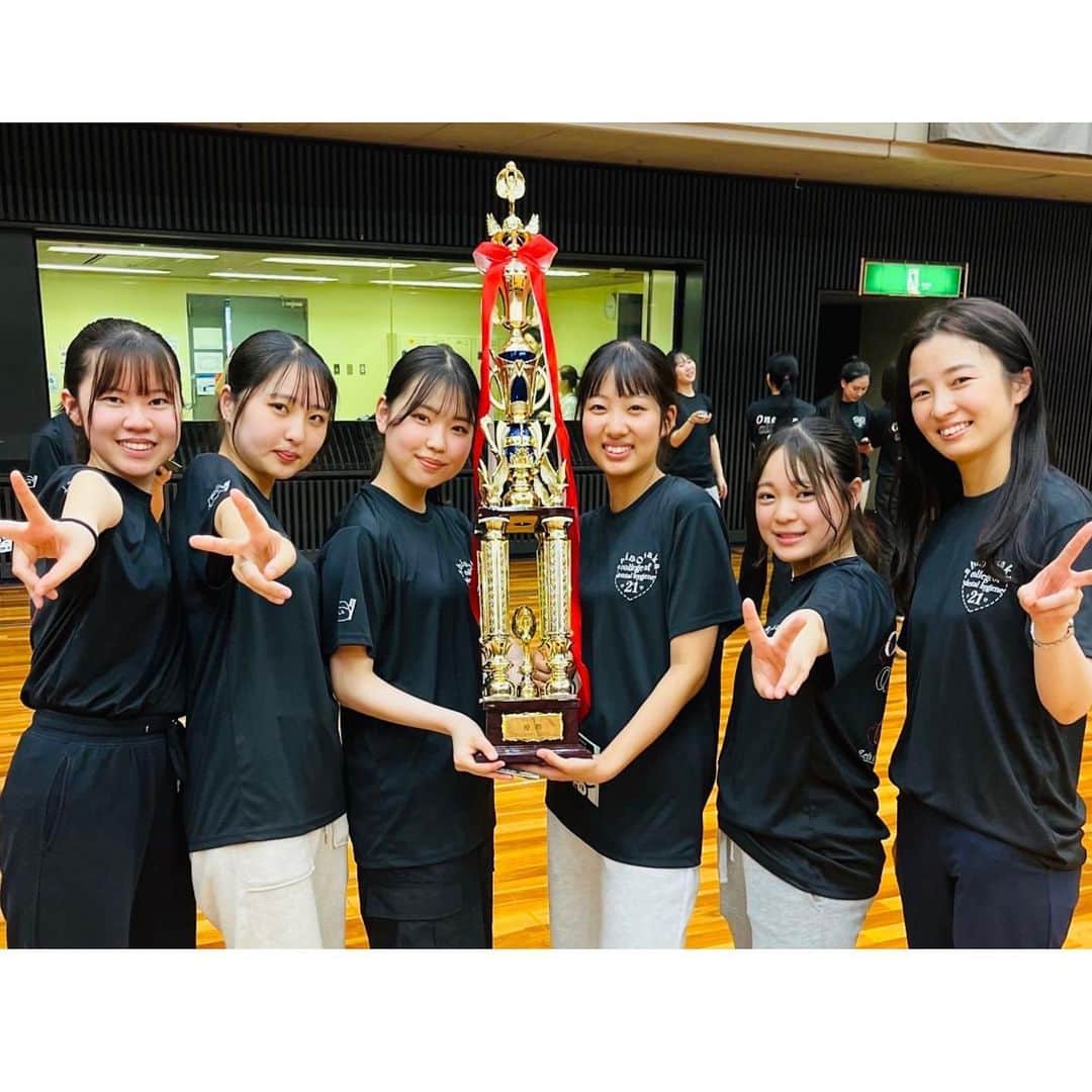 新大阪歯科衛生士専門学校【公式】のインスタグラム：「スポーツ大会🏆  栄えある総合優勝は… 昼間部1年生🥇✨ みんなおめでとう～🏆」