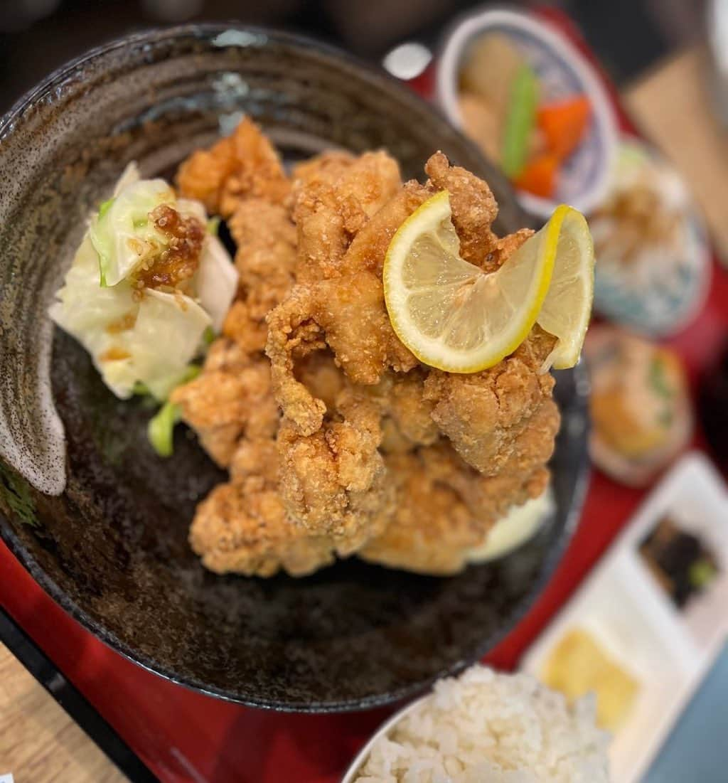 バルセンナリ食堂のインスタグラム：「【とり唐揚げ 定食】  こんにちは😊 本日もオープンいたします- ̗̀ 𝙤𝙥𝙚𝙣 ̖́-  当店で今1番人気があるのは…   ╲ ╲とり唐揚げ〖肉マウンテン〗╱╱  ドーンと１５個の ジューシーとり唐揚げが ご飯がススム事、間違いなし‼️  ただ今キャンペーン中で おかず20％増量中なので 肉マウンテンだと  なんと‼️１８個(*ˊ˘ˋ*)  味変用に、つけダレも付きます✨  是非一度ご賞味(挑戦❣️)ください   #せんなり食堂   #金沢西泉   #金沢の定食屋さん   #金沢のお弁当屋さん   #駐車場3台 あります  #郊外店がんばります   #ご来店お待ちしております   #お昼は定食に限る   #定食屋さんのしょうが焼き」