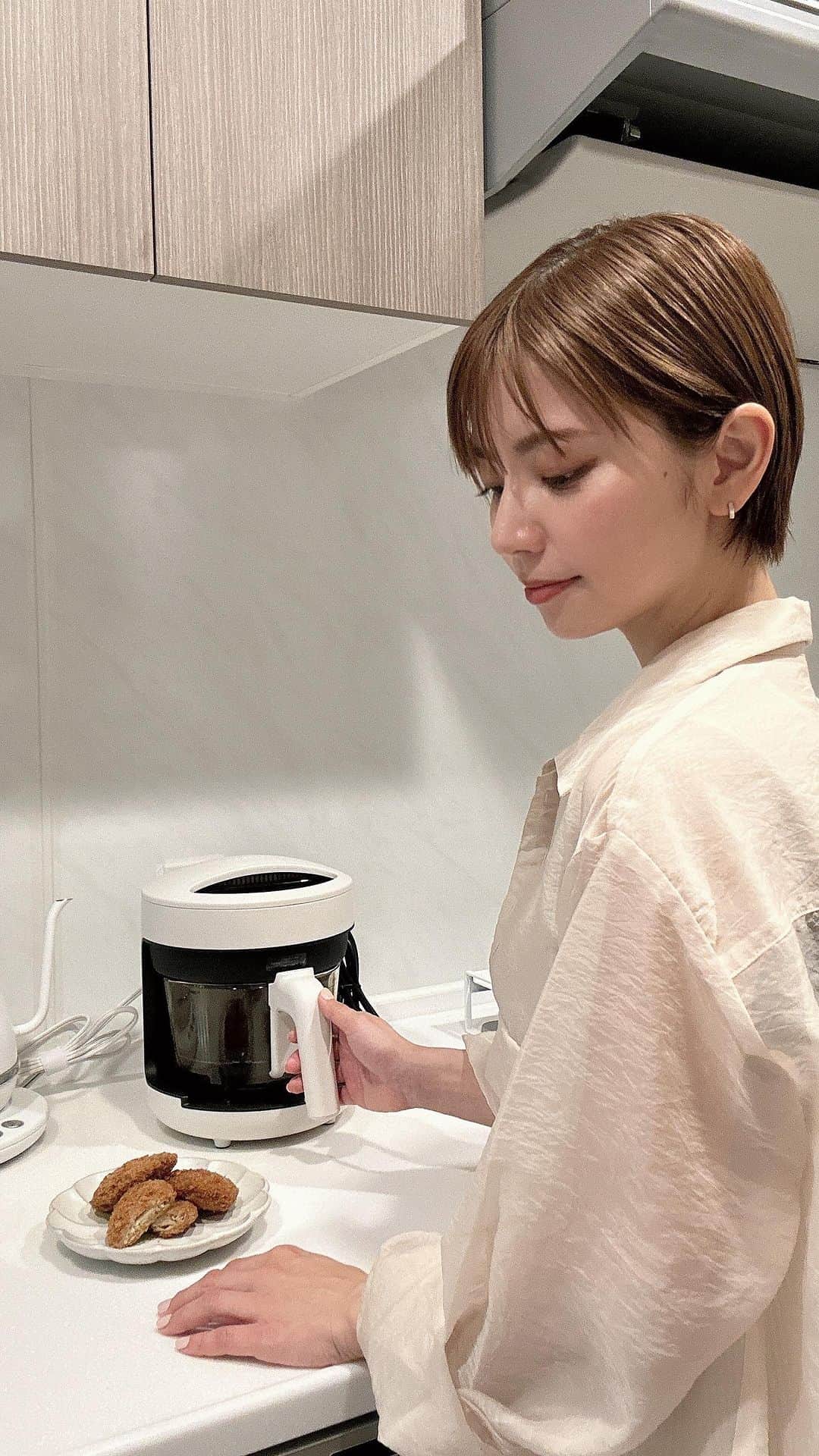 のインスタグラム：「． 油を使わずに揚げ物が作れる  エレコムのコンベクションオーブン @elecom_cook  揚げ物食べたいけどカロリーと胃もたれが気になる同世代の皆様に朗報です🤝  このコンパクトでオシャレなオーブンで油を使わずに揚げ物が出来ます。  どういうことかというと、例えば鶏肉だと 鶏肉がオーブン内のファン熱風で加熱され、肉自体の油が衣に変わるという仕組み。 そして余分な油は下に落ちるため、ヘルシーな唐揚げが完成するということです🐔  冷凍ポテトも油を使わずこのオーブンに放り込むだけで完成するので、あと処理も要らず本当にありがたい🍟  しかも食材をオーブンに入れて放置するだけで料理が完成する...なんて素晴らしいのでしょう。 ガラスポットなので横から食材の焼け具合もすぐに確認できるのも便利。  時短で省エネでヘルシーで言う事なしです。 こんなに出来るのにお値段びっくりしました🫢  息子も大人とほぼ同じものを食べれるようになってきたので、頑張ってレパートリー増やします🍚  詳しくは @elecom_cook をチェックしてみてください。 ． #エレコムの調理家電 #エレコム女子 #エレコムつくレポ #エレコムといっしょ #コンベクションオーブン #PR #時短料理 #調理家電」