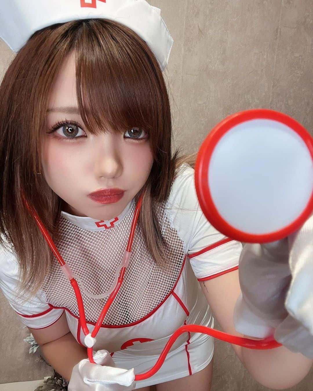 みきでりさんのインスタグラム写真 - (みきでりInstagram)「ナースコス🏥❤️˖ ࣪⊹  珍しくAmazonで売られてるコスプレのクオリティがよかった😳✨✨普段着てるやつはちゃっちくて良く見せるのに必死！！ww  いいお買い物が出来て嬉しい👏✨  他の全身写真、アングル、ポージングは ファンクラブに少しずつ載せていく予定です😍😍❤️˖ ࣪⊹  Aプラン以上の方が見れるアナザーカットは 先ほどすでに投稿してます！！見てね〜！！！ ㅤ ㅤ また夜にSプラン以上のを投稿するね❤️🤒˖ ࣪⊹ ㅤ ㅤ ㅤ ㅤ ㅤ ㅤ ㅤ ㅤ #コスプレ #コスプレ女子 #ナースコスプレ #ファンクラブ #撮影 #衣装 #グレーカラコン #ミディアム #ミディアムヘア #ミディアムボブ」6月28日 12時00分 - mikidelicious