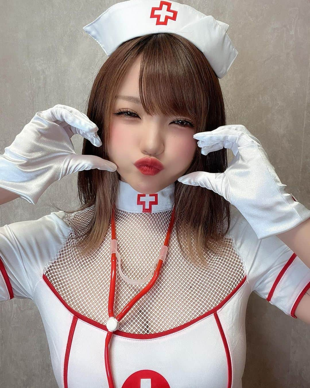 みきでりさんのインスタグラム写真 - (みきでりInstagram)「ナースコス🏥❤️˖ ࣪⊹  珍しくAmazonで売られてるコスプレのクオリティがよかった😳✨✨普段着てるやつはちゃっちくて良く見せるのに必死！！ww  いいお買い物が出来て嬉しい👏✨  他の全身写真、アングル、ポージングは ファンクラブに少しずつ載せていく予定です😍😍❤️˖ ࣪⊹  Aプラン以上の方が見れるアナザーカットは 先ほどすでに投稿してます！！見てね〜！！！ ㅤ ㅤ また夜にSプラン以上のを投稿するね❤️🤒˖ ࣪⊹ ㅤ ㅤ ㅤ ㅤ ㅤ ㅤ ㅤ ㅤ #コスプレ #コスプレ女子 #ナースコスプレ #ファンクラブ #撮影 #衣装 #グレーカラコン #ミディアム #ミディアムヘア #ミディアムボブ」6月28日 12時00分 - mikidelicious