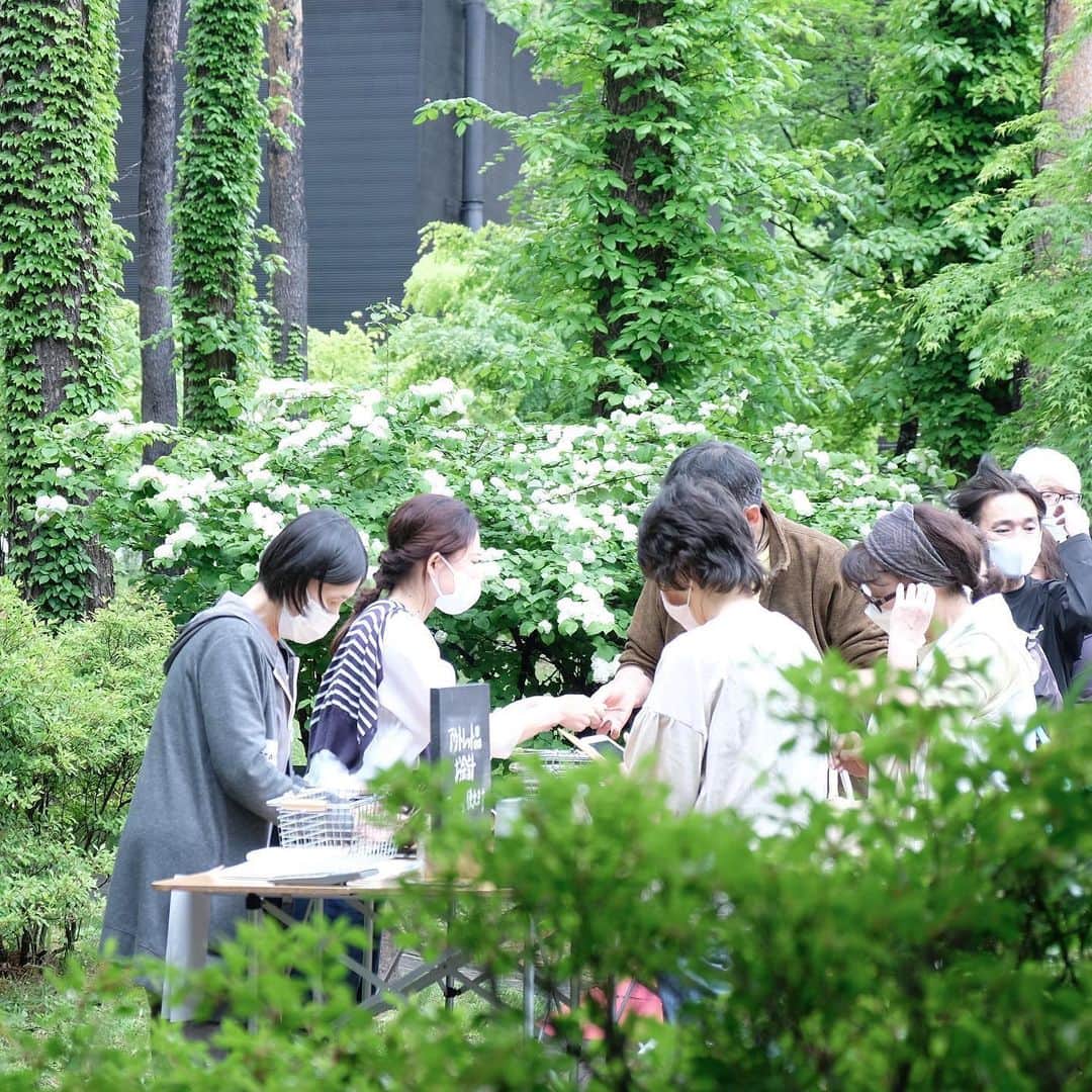 のインスタグラム：「【富士河口湖工場】 夏のオープンファクトリー2023   8月5日(土)、富士河口湖工場で夏のオープンファクトリーを開催します。工場見学とワークショップはウェブでの事前抽選予約制です。  【体験できること】 工場見学：製品の製造・仕上げ工程の見学 ワークショップ：ボディスプレーづくり  【お申し込み】 ・受付期間6月29日(木)13:00～7月6日(木)13:00 ※ストーリーズまたはハイライトの「オープンファクトリー」のリンクからご応募ください>>>@matsuyama_official   なお、山神果樹薬草園でも7月22日(土)にオープンガーデン開催します。  #松山油脂 #工場見学 #富士河口湖工場 #オープンファクトリー #matsuyama #madeinjapan」