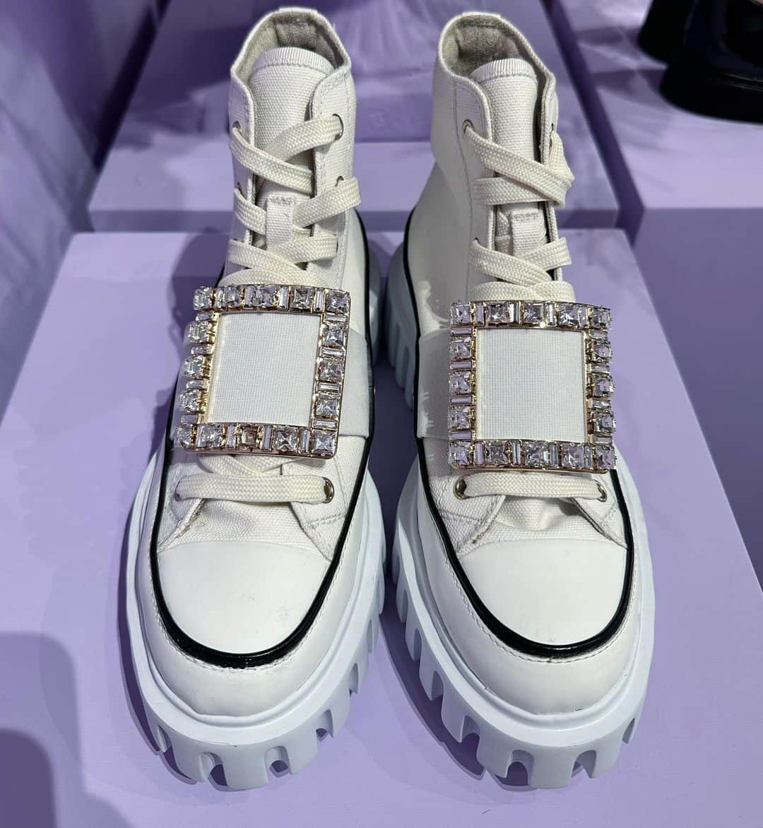 岸本佳子のインスタグラム：「💜 @rogervivier   最高に華やかでスタイリッシュなスニーカー これはブームの予感しかない  そして今シーズンは新作バッグが 圧倒的な存在感を放ってました  #rogervivier #fashion #lifestyle #qol #shoes #bag」