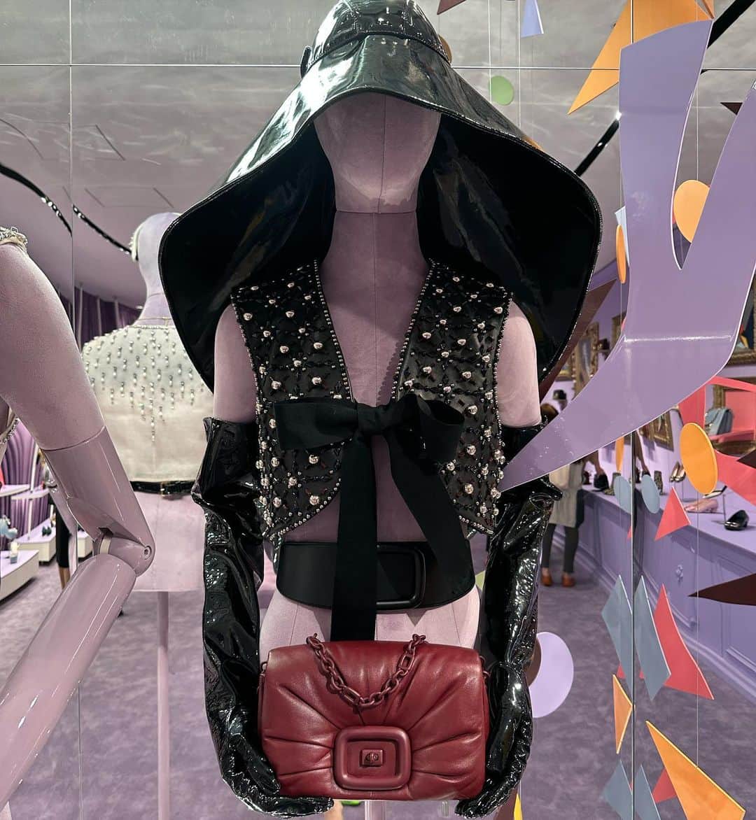 岸本佳子さんのインスタグラム写真 - (岸本佳子Instagram)「💜 @rogervivier   最高に華やかでスタイリッシュなスニーカー これはブームの予感しかない  そして今シーズンは新作バッグが 圧倒的な存在感を放ってました  #rogervivier #fashion #lifestyle #qol #shoes #bag」6月28日 12時02分 - yoshico_kishimoto