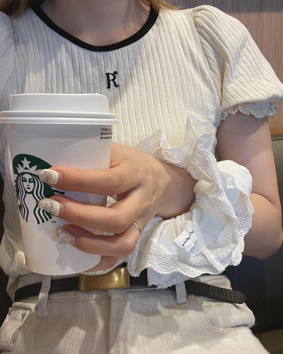 のインスタグラム：「いま進めている企画の締め切りが間も無くなので 常にデザイン画を持ち歩いて思い立ったら描き加えたり作業できるようしてる✒️📁📓📏 外でも、家の中でも 笑 今週が山場でいろいろばたばた🌪️ ニキビ多発したりで肌も不調で どうやらわたし疲れがピーク超えしてる🍂  ぜんぶ終わったら 一日中寝るんだ🦥˚✧₊ がんばったご褒美に欲しかった靴も買っちゃおうかなあ よし とにかく今日もがんばるかー🪽」